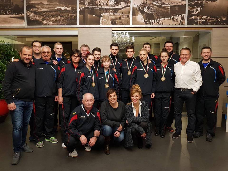 Tricolorii medaliați cu bronz la CM de tenis de masă pentru juniori s-au făcut blonzi, precum Generația de Aur la CM '98