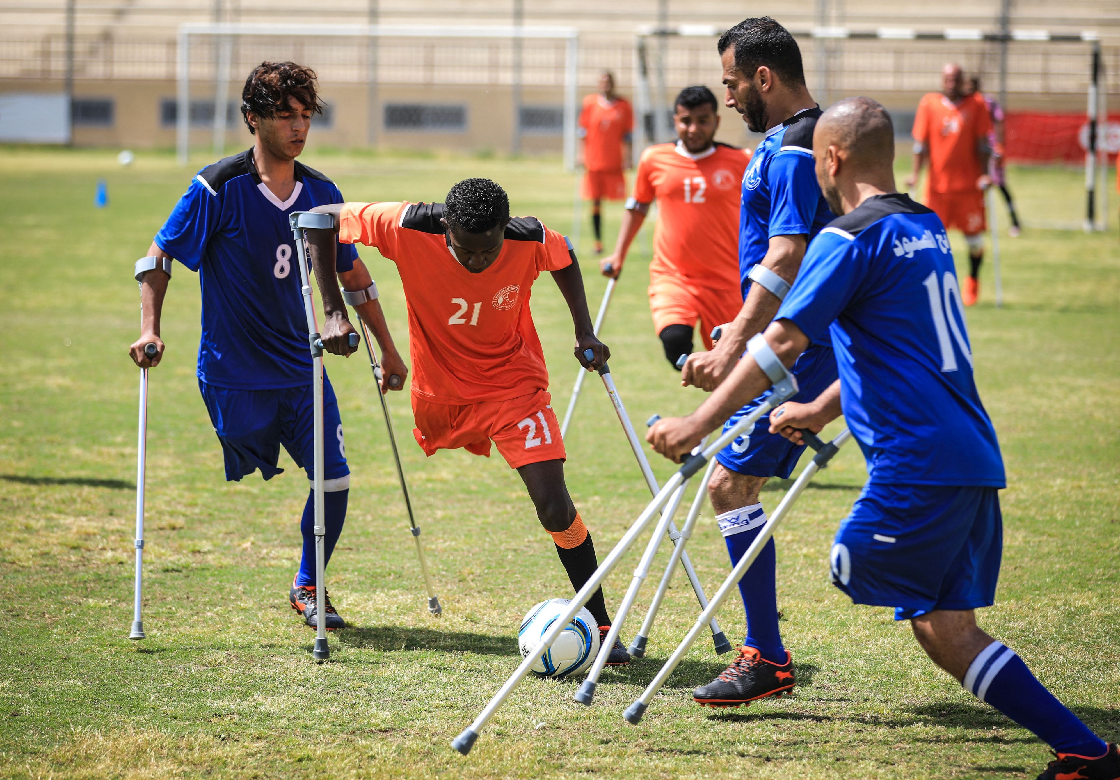 Bărbații din Gaza cu picioarele amputate își caută alinarea în fotbal | GALERIE FOTO
