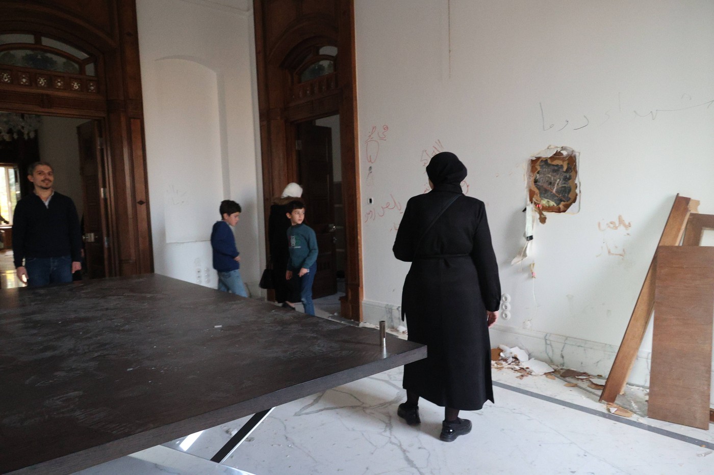 Ce a mai rămas din palatul jefuit al lui Bashar al-Assad, după ce rebelii au capturat capitala siriană Damasc: „I-au luat și salteaua din pat”