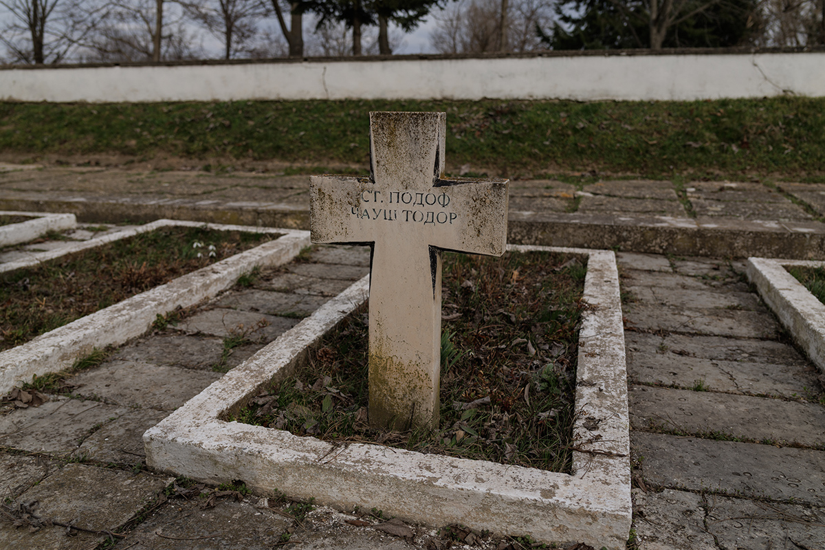 Ce rămâne după războaie: nimeni nu-i mai strigă pe nume pe miile de români din gropile comune de la Turtucaia FOTOREPORTAJ