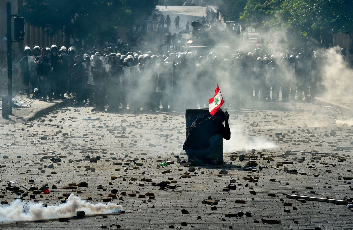 Proteste violente în Beirut | Manifestanții au ocupat mai multe ministere. Peste 200 de persoane au fost rănite, iar un polițist a fost ucis