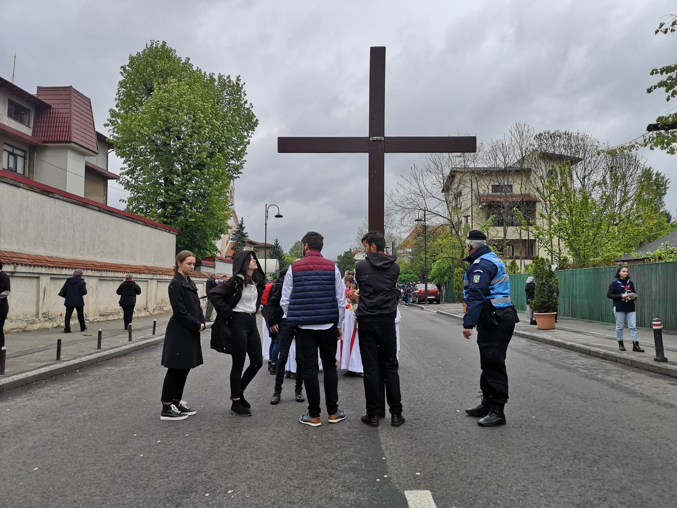 FOTO & VIDEO / Catolicii sărbătoresc azi Floriile. Procesiunea de pe străzile Capitalei s-a desfășurat pe ploaie