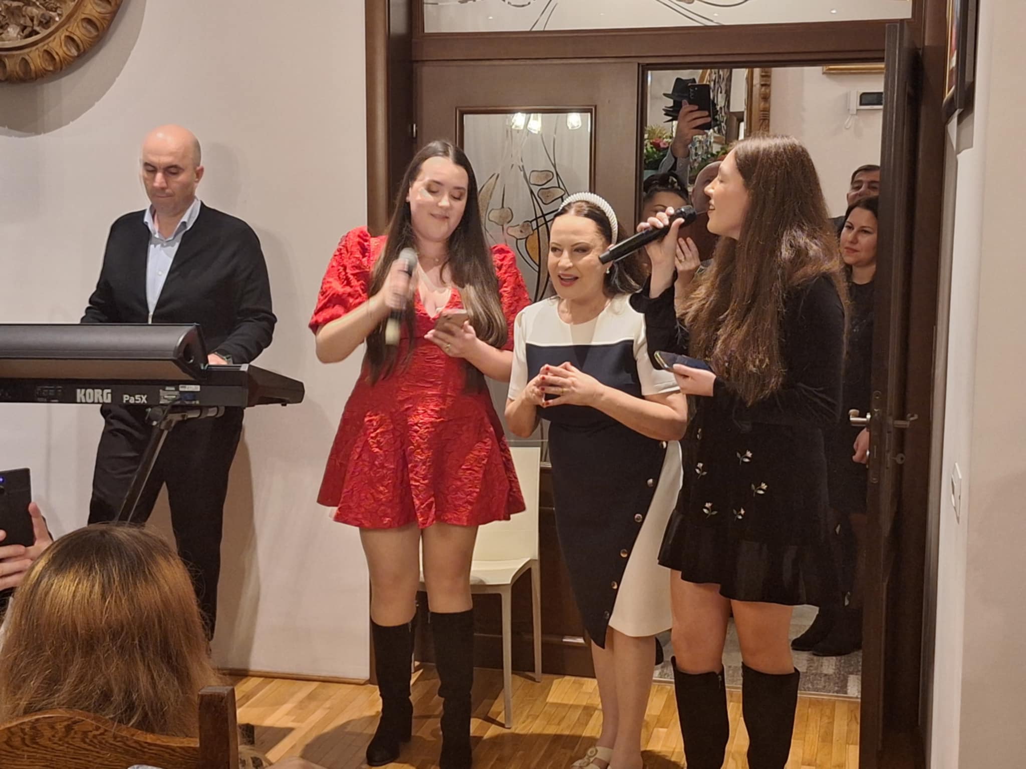 Imagini rare cu nepoatele Mariei Dragomiroiu. Au cântat la ziua bunicului lor