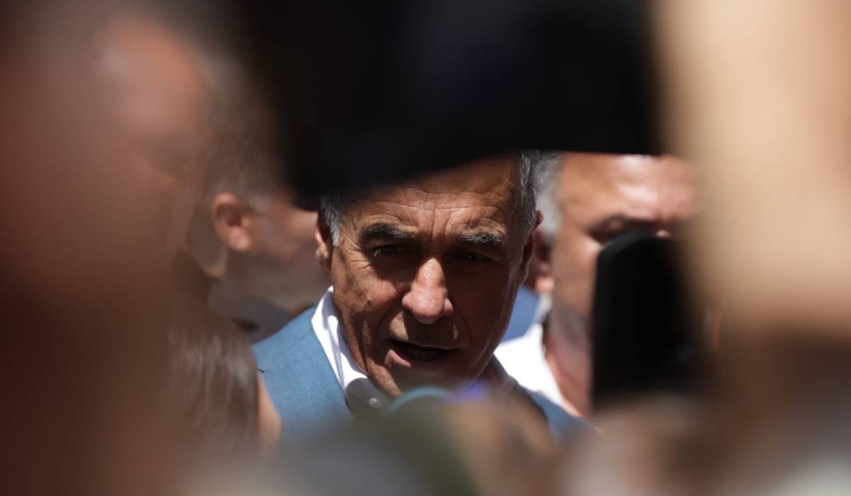 Călin Georgescu a făcut o baie de mulțime în fața Judecătoriei Sectorului 1 din București. Magistrații au amânat decizia privind anularea controlului judiciar