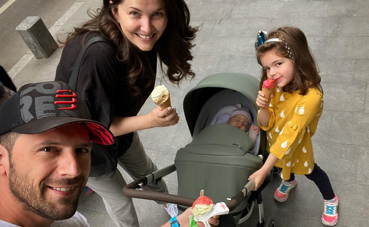 Regula pe care fetele lui Adi Nartea trebuie să o respecte. „Ne mai prind copiii, ne atenționează. Deci, după ce împlinești 16 ani, ai dreptul”