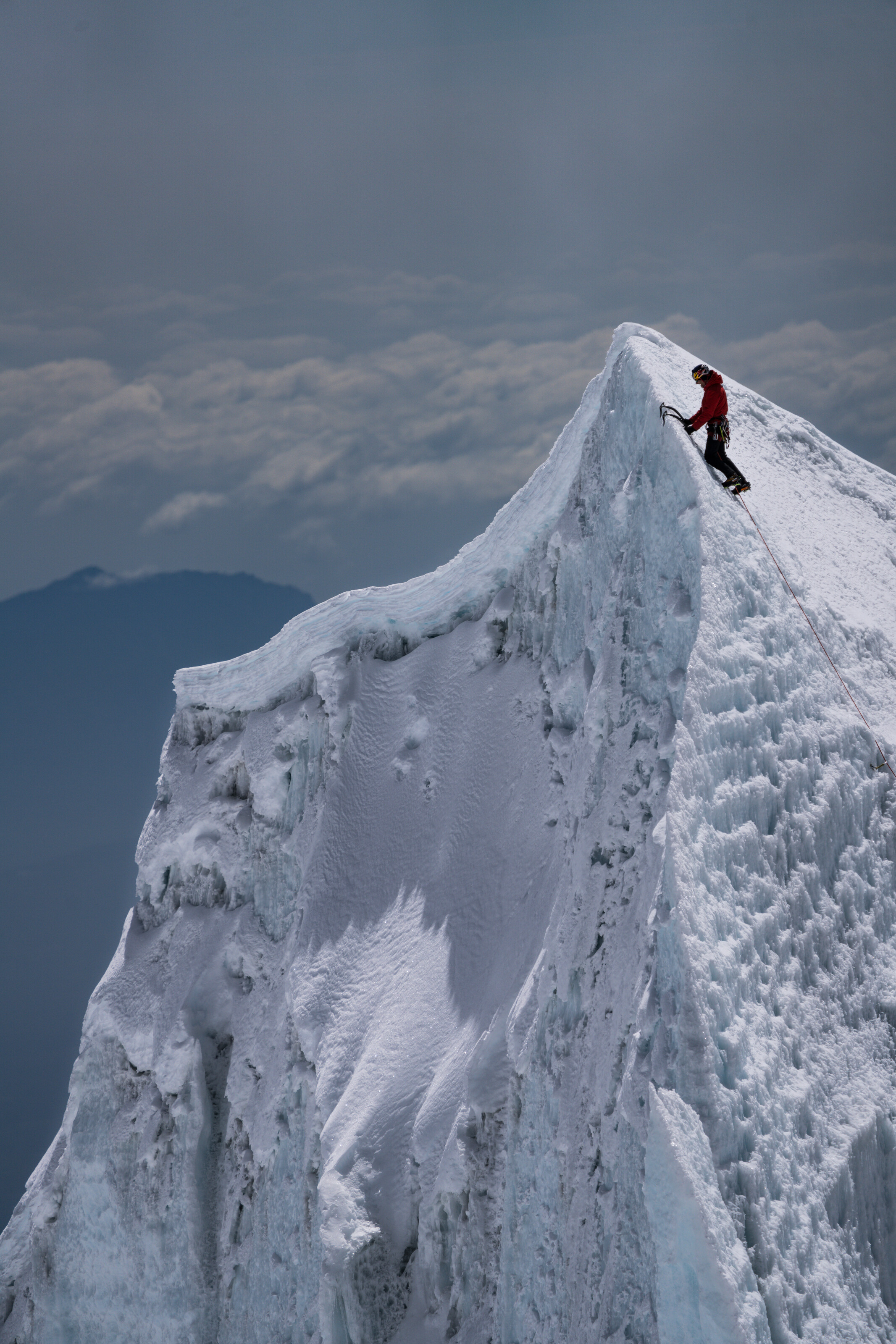 Alpinistul Will Gadd, ultimul om care urcă pe un celebru traseu montan, printre ghețarii care se topesc pe Kilimanjaro. Imagini spectaculoase