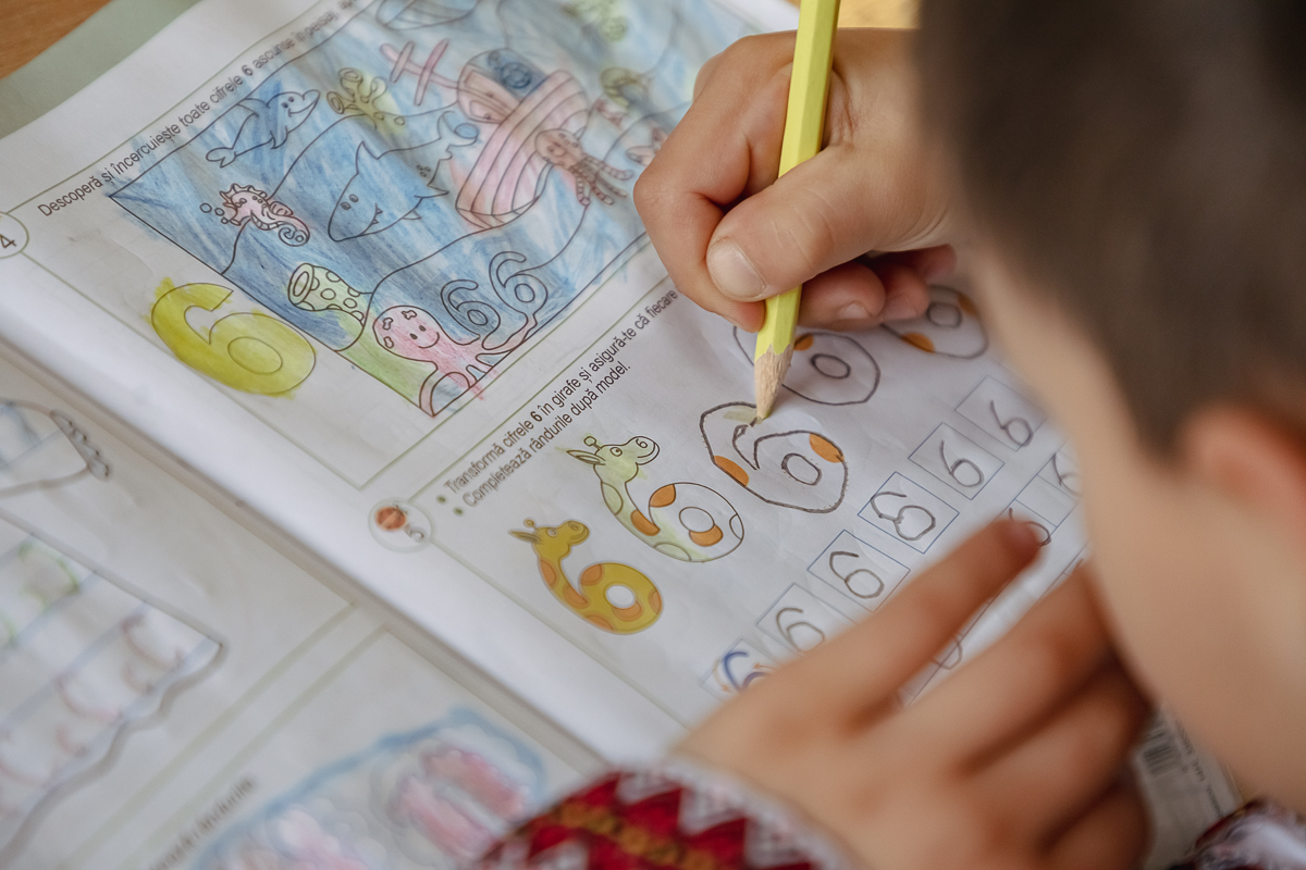 SPERANȚĂ. Într-o școală din Olt, o profesoară îi învață pe copiii cu părinți în străinătate să creadă că tinerii pot reuși și în țară: „Se pot realiza oriunde, numai să găsească oamenii potriviți”