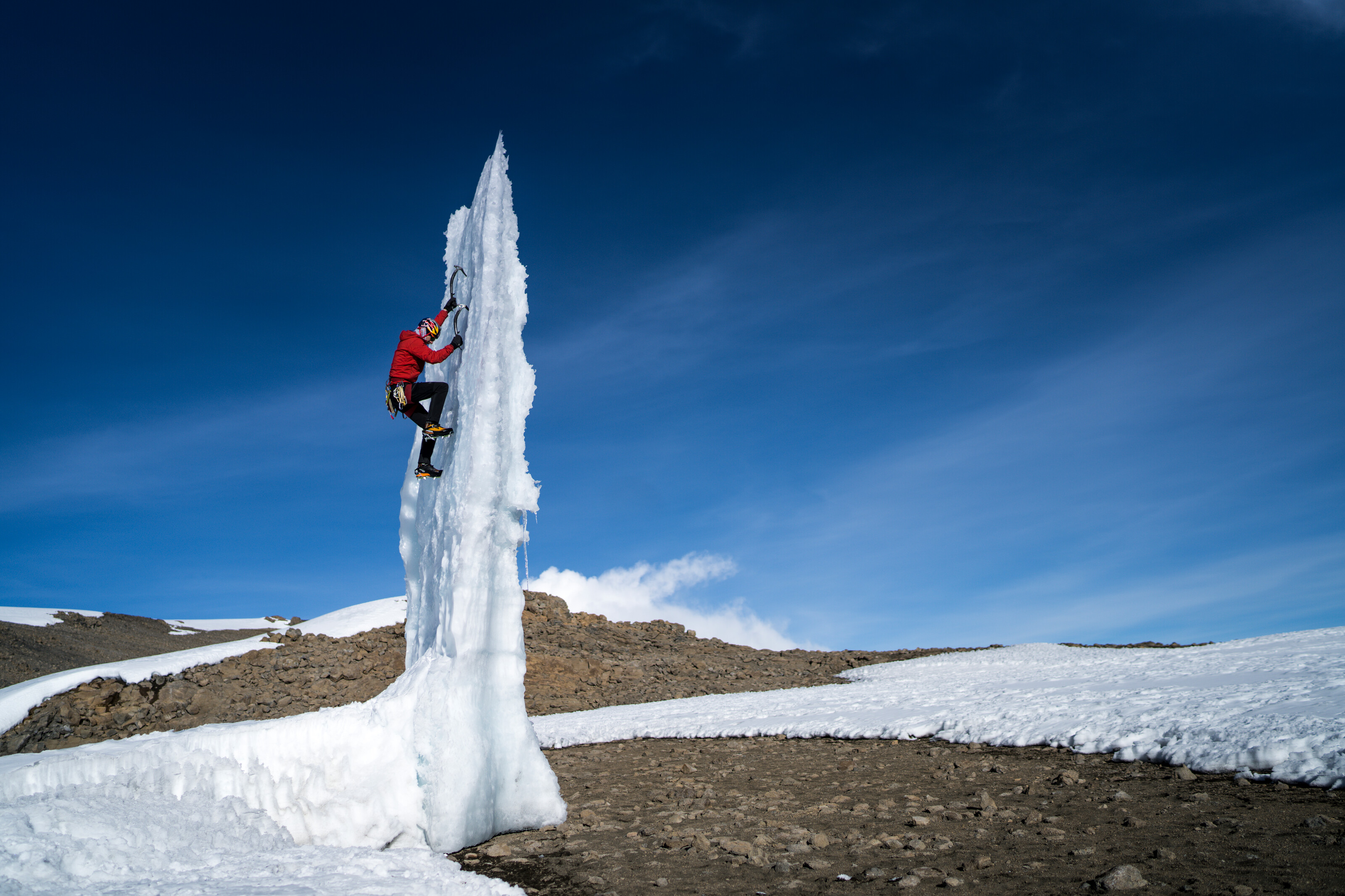 Alpinistul Will Gadd, ultimul om care urcă pe un celebru traseu montan, printre ghețarii care se topesc pe Kilimanjaro. Imagini spectaculoase