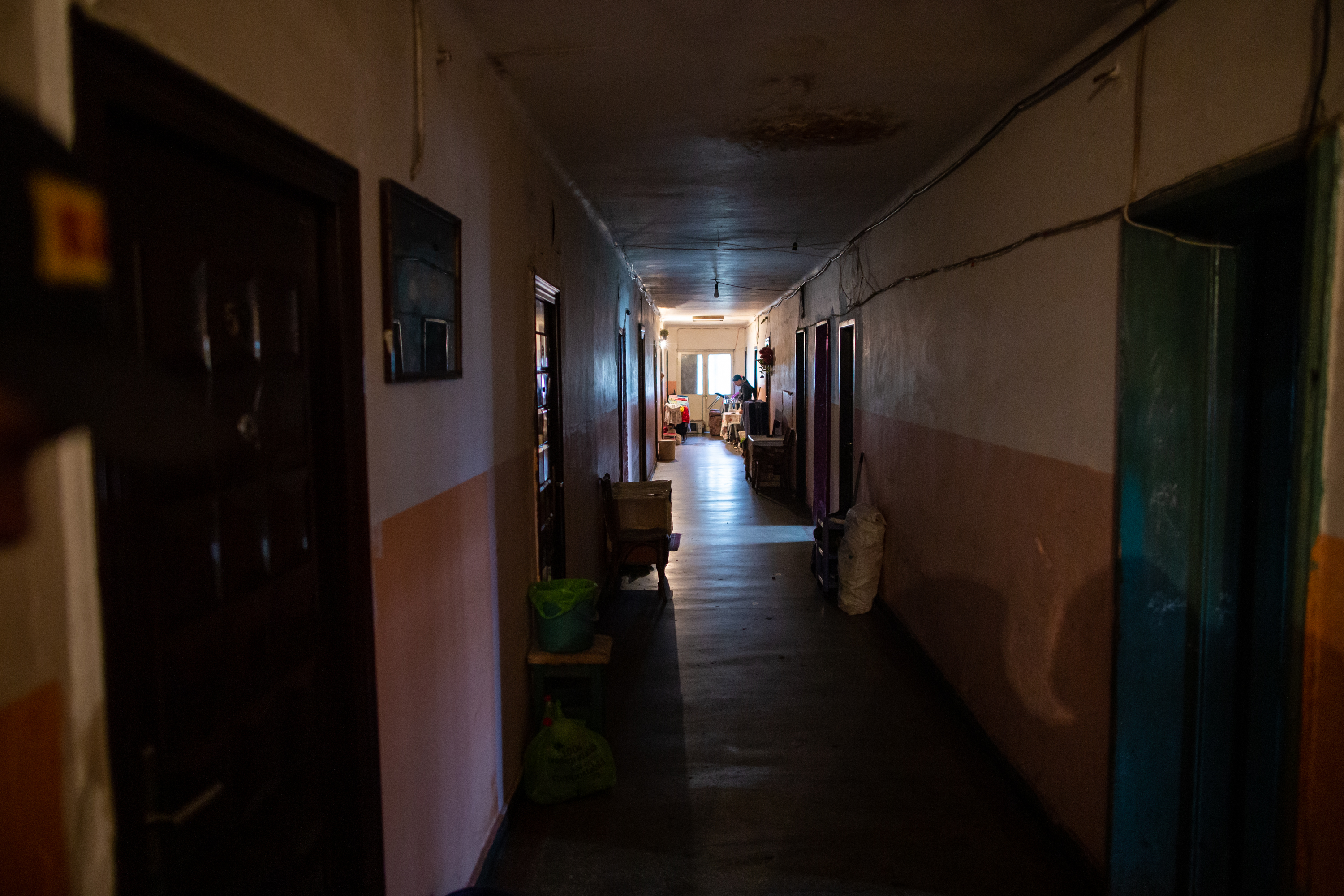 Oameni fără nici o armă în fața coronavirusului. Igienă la lighean și veceuri turcești în ”blocurile grecești” din Ștefănești