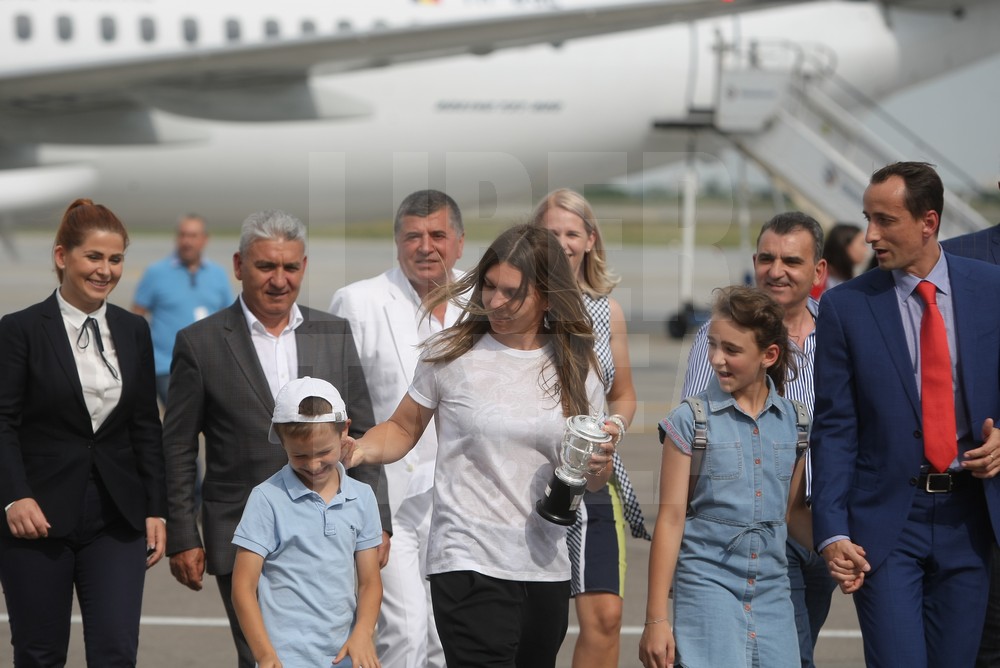 VIDEO&FOTO. Sosirea Simonei Halep în România după ce a câștigat Roland Garros 2018. Așteptată pe covorul roșu!