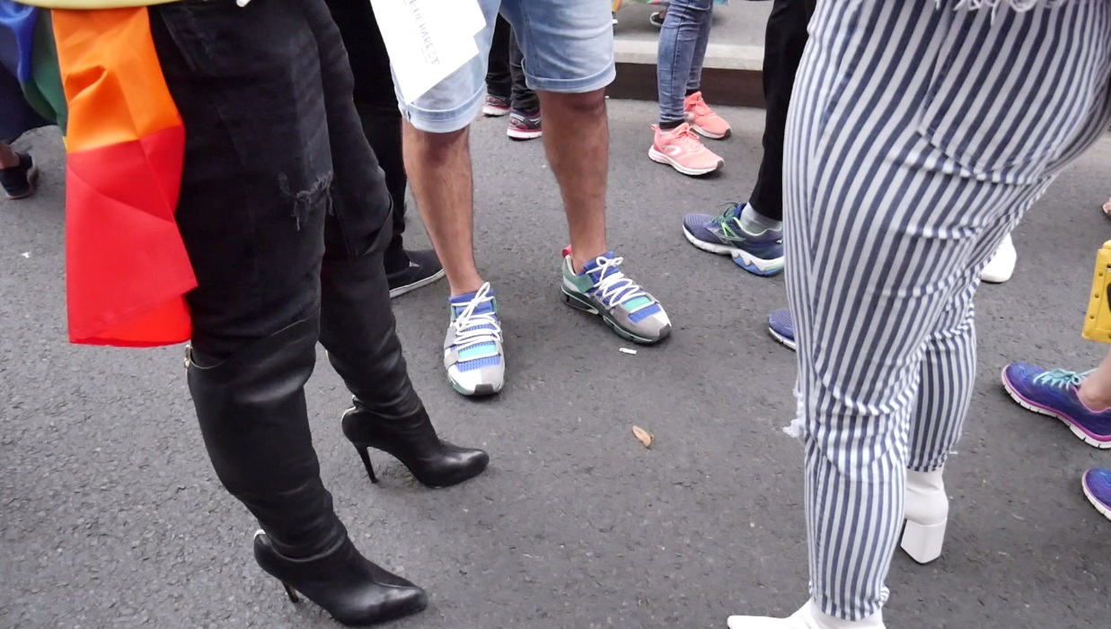 REPORTAJ/ 5000 de oameni la marșul „mândru să fiu gay”. Dorința unei lesbiene: „Vreau să mă căsătoresc cu iubita mea” (VIDEO)