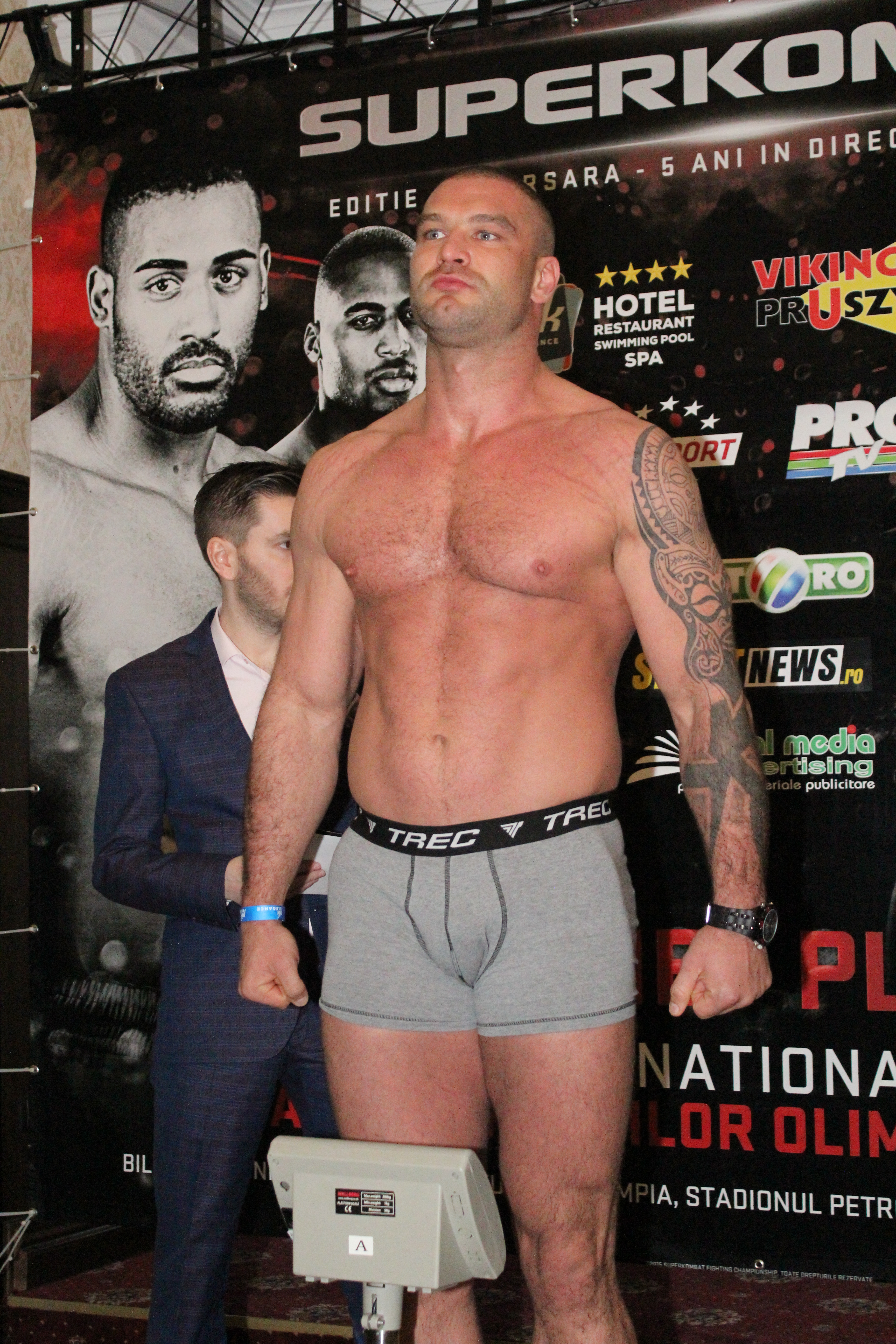 Luptătorii de la Superkombat Ploiești s-au confruntat pentru prima dată la cântarul oficial / GALERIE FOTO