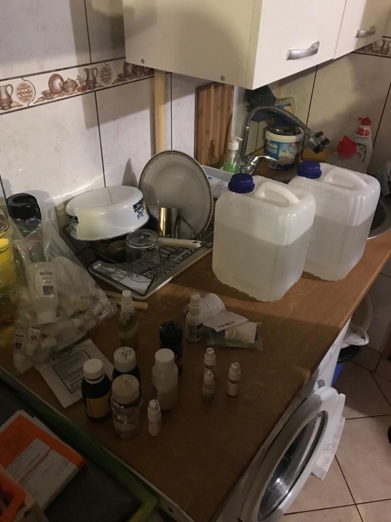 Traficanți de nicotină pentru țigările electronice, ridicați de procurori. Rețeaua opera în București și patru județe |FOTO