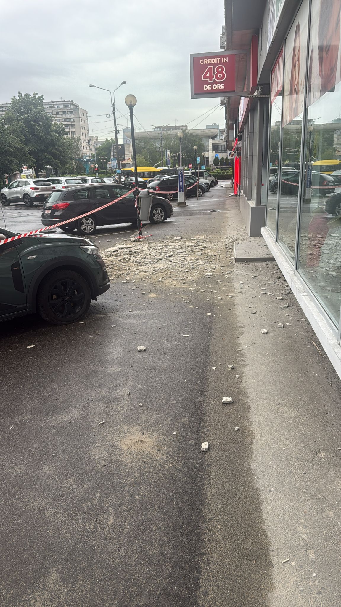 Cade tencuiala de pe blocul „7 Etaje” din Ploiești: „Pericol public”