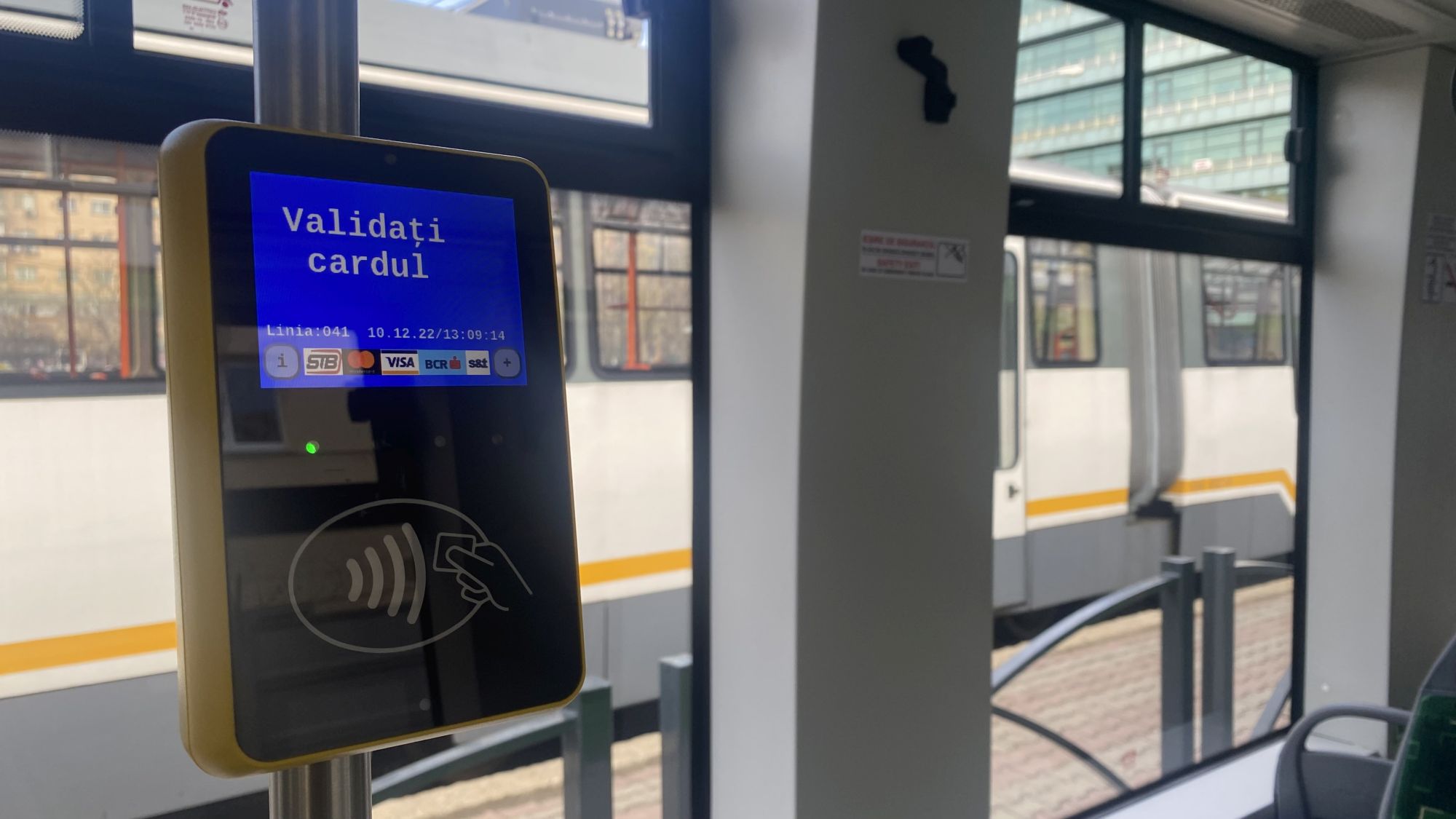 FOTO. Primele impresii ale bucureștenilor după ce au mers cu noile tramvaie de pe linia lui 41: „Mult mai înghesuite, dar frumoase și călduroase”