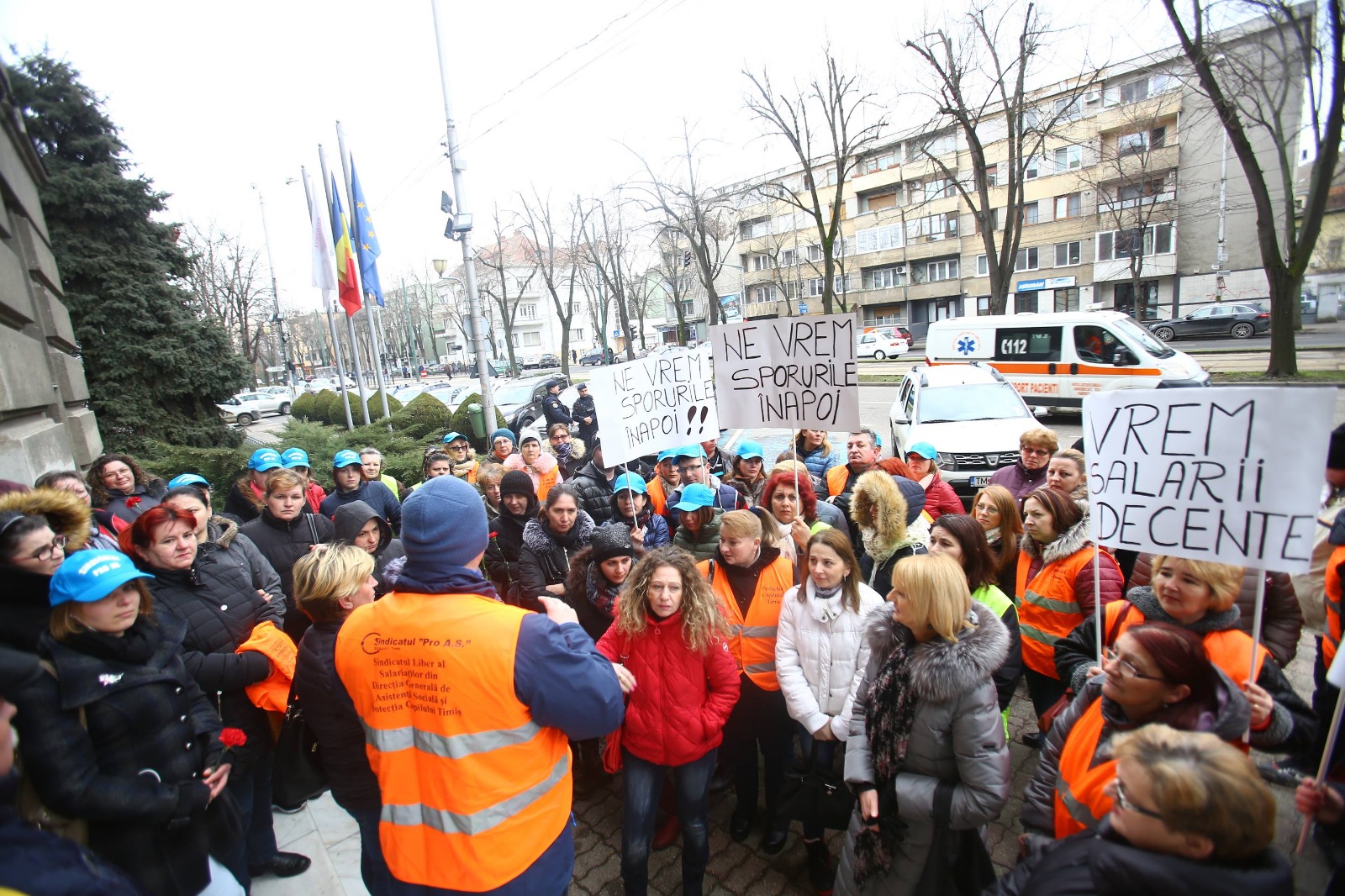 Protest în stradă al angajaților DGASPC Timiș, supărați că au rămas fără sporuri: "Nu vă bateți joc de noi/ suntem oameni, nu gunoi!"/ FOTO
