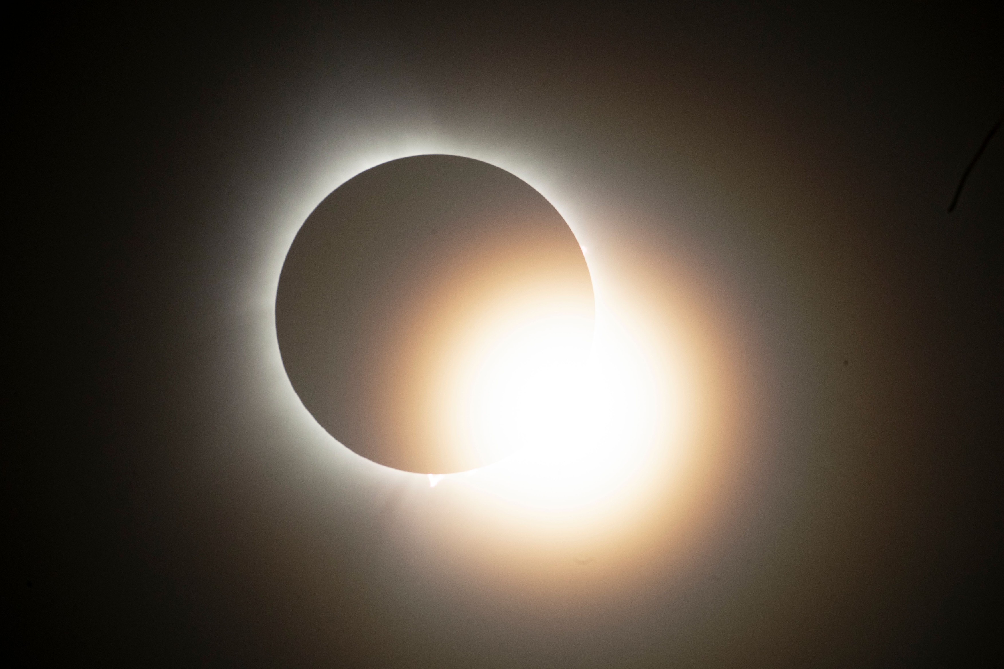 Cele mai spectaculoase 13 imagini cu eclipsa totală de Soare care a fost vizibilă în America de Nord