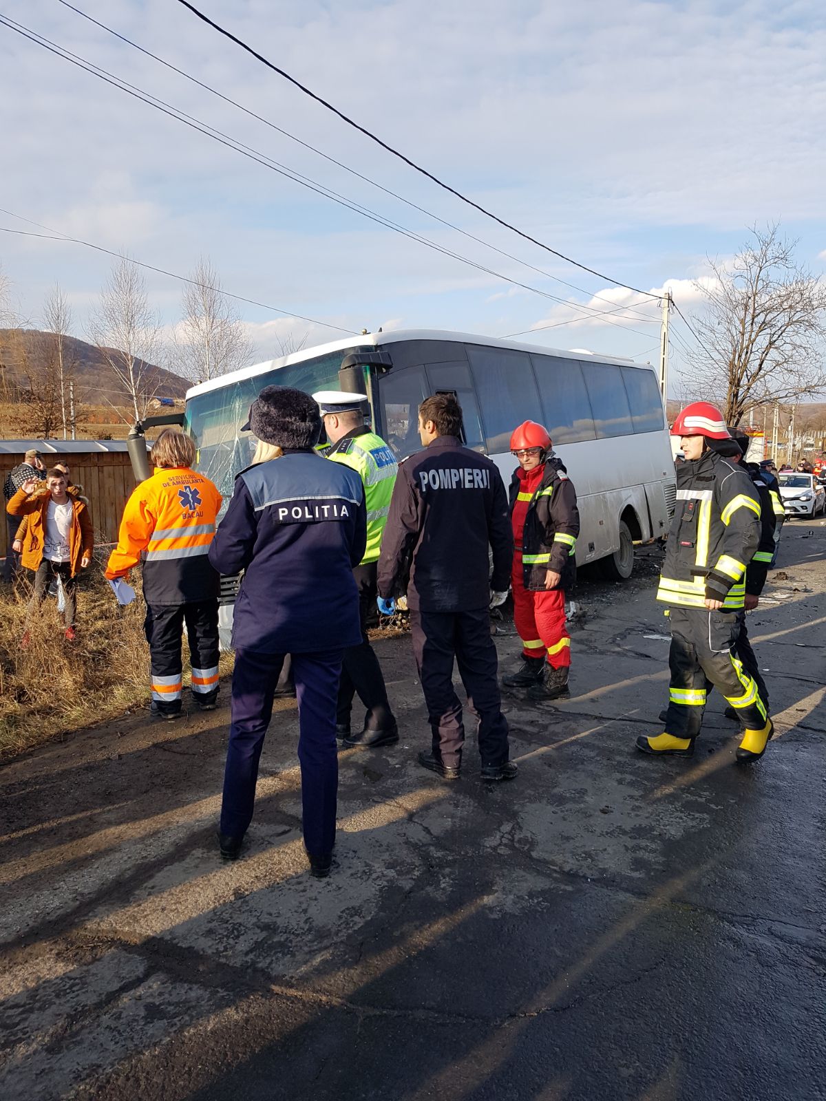 UPDATE: 13 oameni, la spital în urma ciocnirii violente dintre un autocar și o mașină în Bacău| FOTO/VIDEO