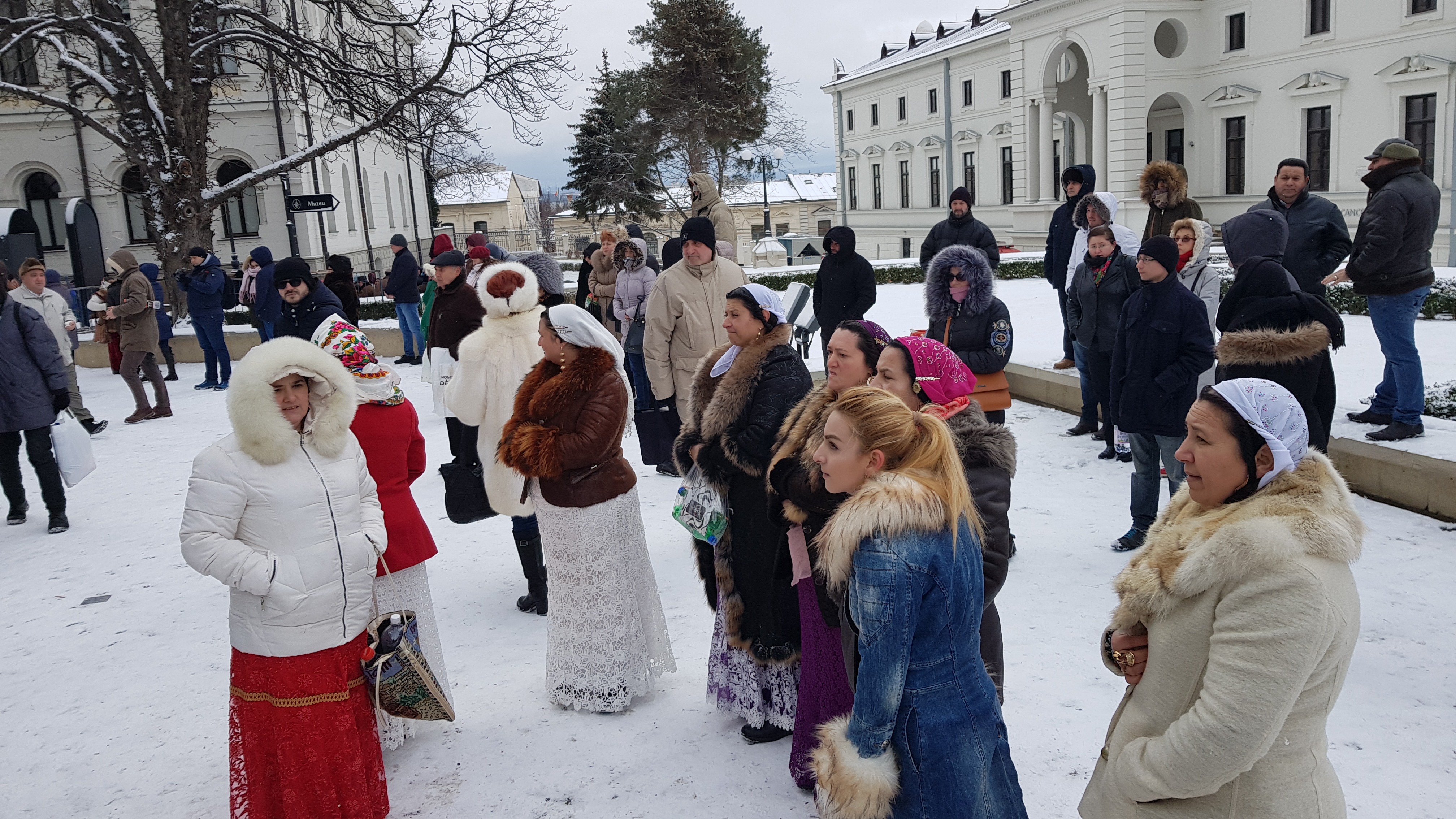 VIDEO&FOTO/ Peste 15.000 de litri de agheasmă au fost împărțiți la Iași. Nici anul acesta nu au lipsit îmbrâncelile și certurile