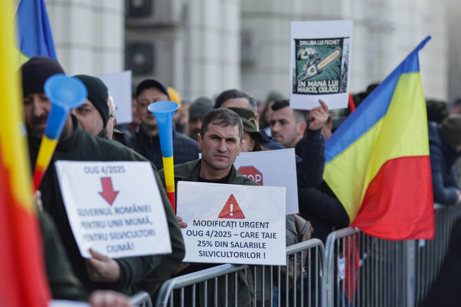 Protest al silvicultorilor în fața Ministerului Mediului, după ce Guvernul le-a redus salariile cu 25%