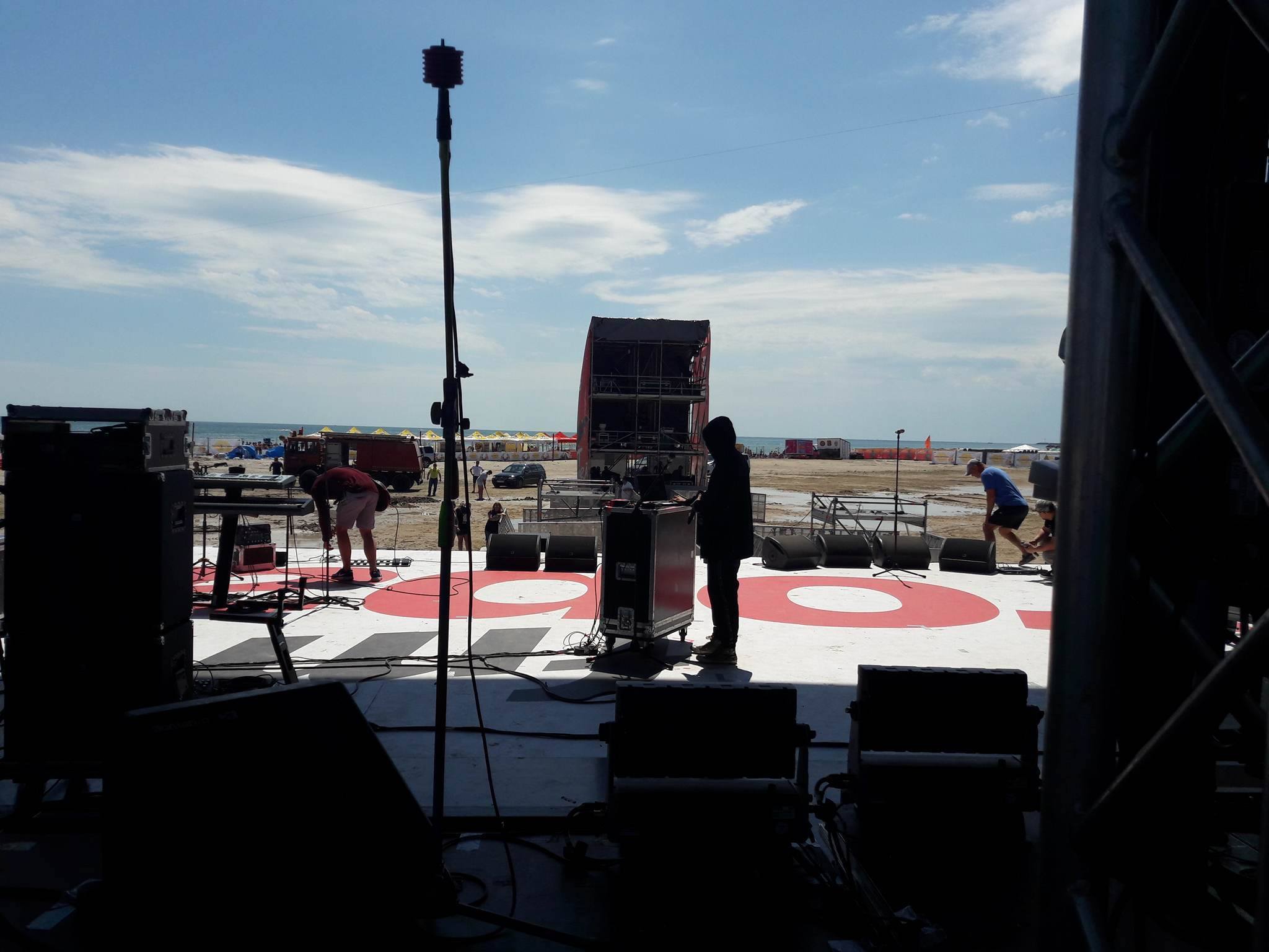 EXCLUSIV. Concertul Delia de la Europa FM live pe plajă a fost anulat din cauza vremii extreme. Distracția, în mlaștină la cel mai mare festival muzical de pe litoral