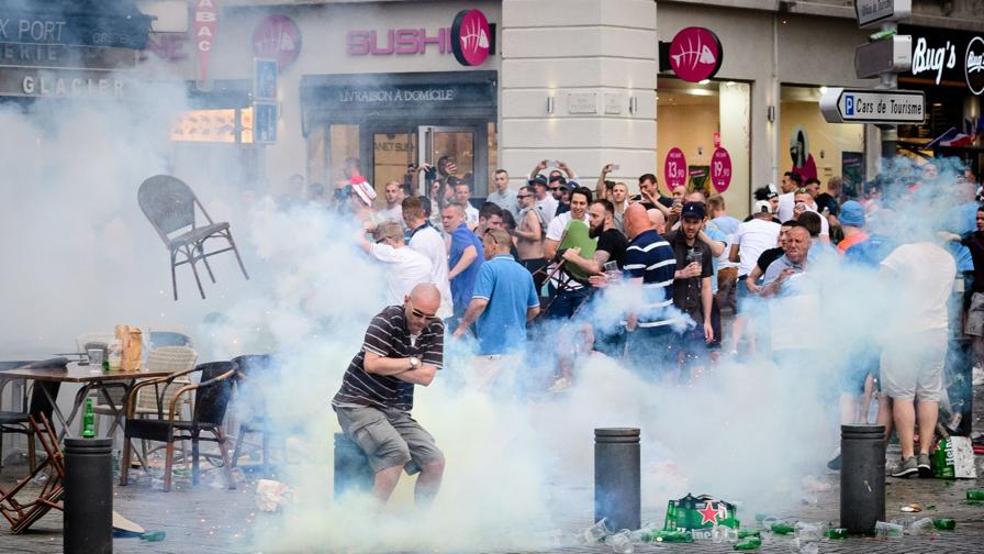 Euro 2016. E război la Marsilia! Poliția a intervenit cu gaze lacrimogene și a operat arestări / GALERIE FOTO și VIDEO