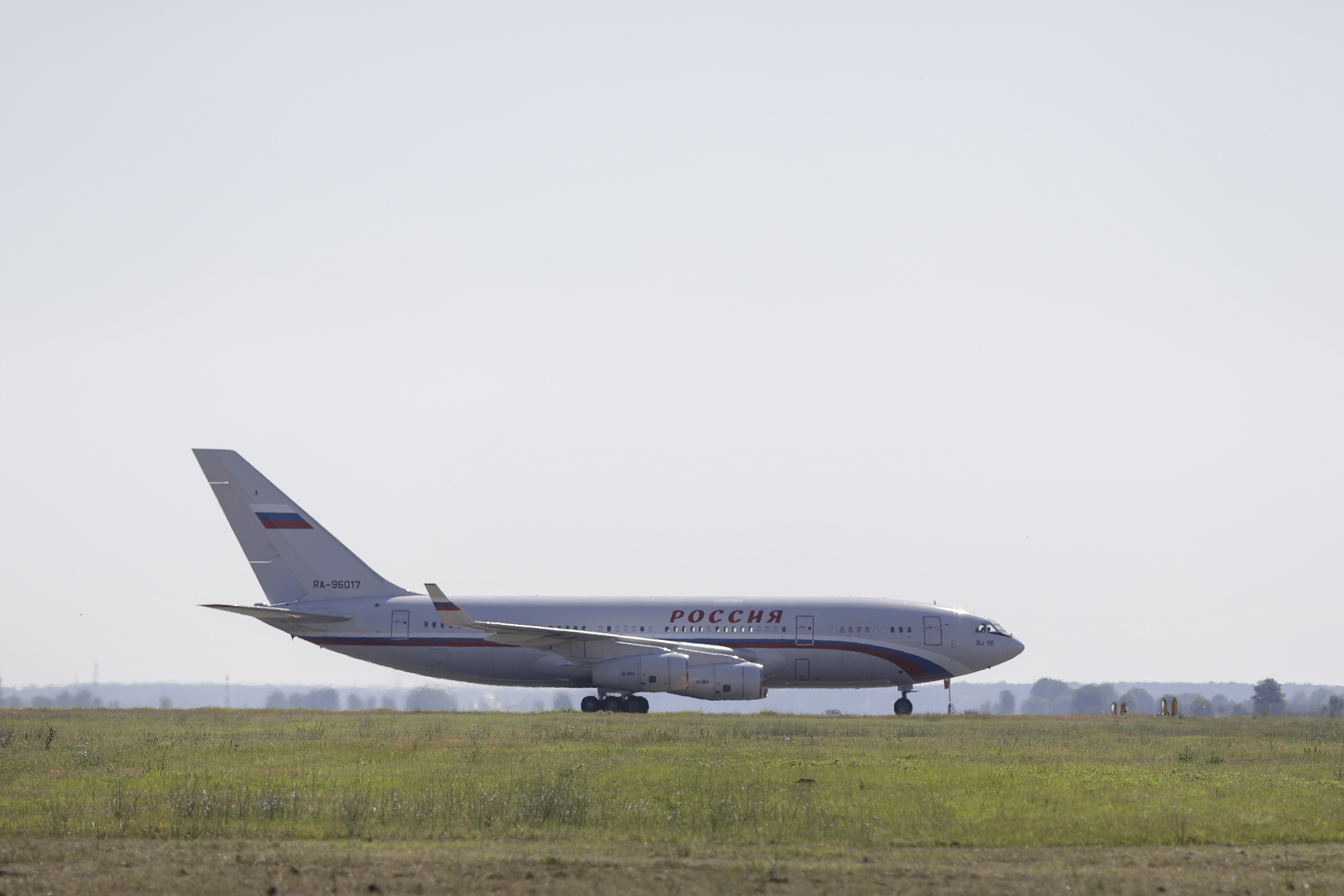 Avionul trimis de Rusia să repatrieze diplomații refuzați de MAE a plecat cu o întârziere de 6 ore de pe Otopeni. Care a fost motivul