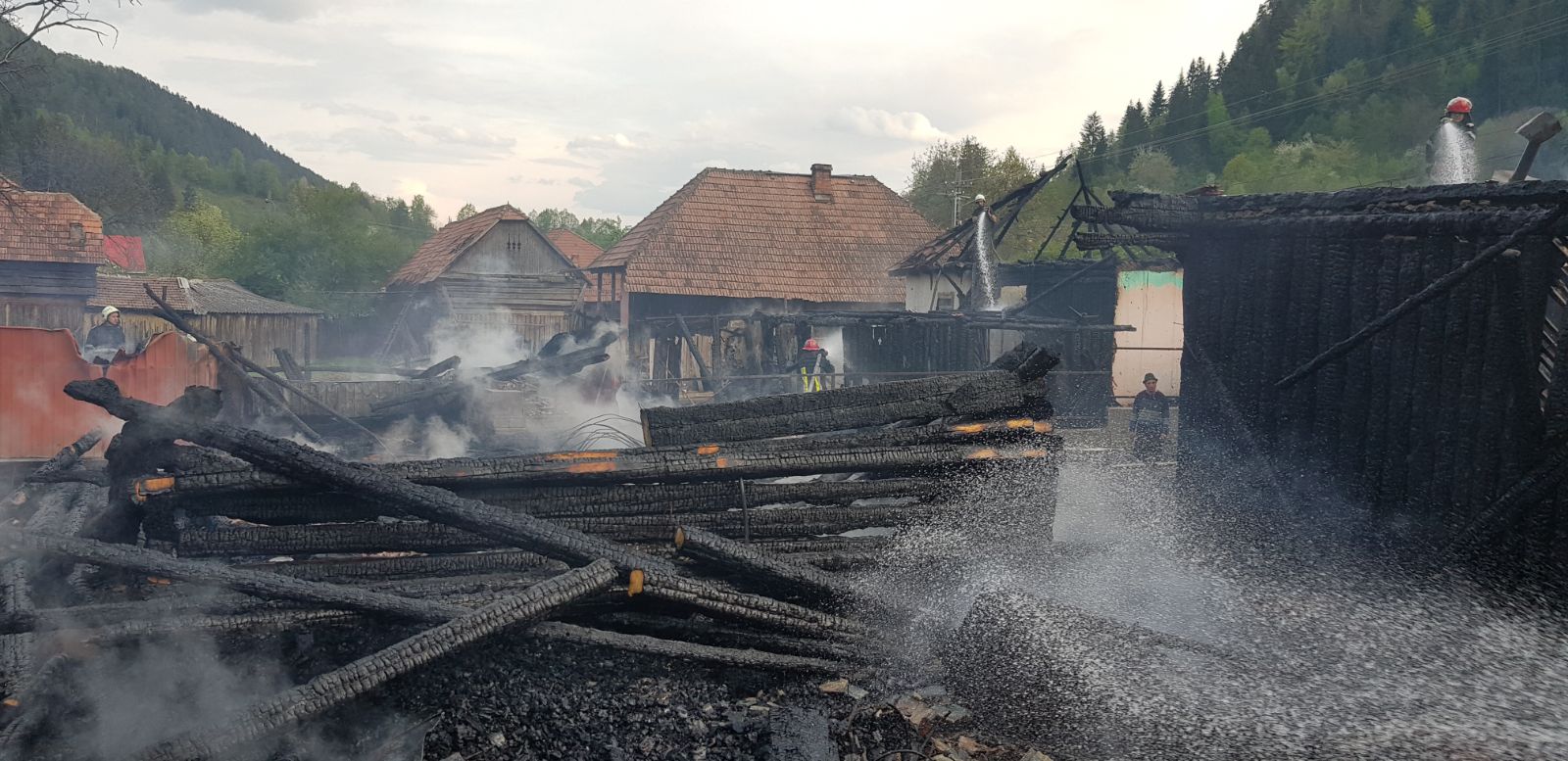 FOTO/Incendiu puternic în Bacău, patru case și două adăposturi de animale fiind cuprinse de flăcări. Focul, pus intenționat