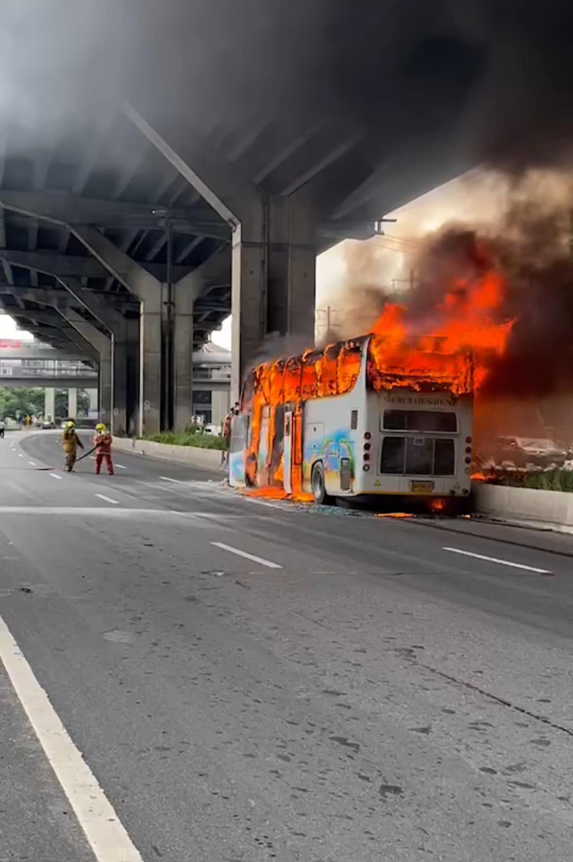 22 de elevi sunt dați dispăruți după ce autobuzul în care se aflau a luat foc, în Thailanda. Zece persoane erau carbonizate în autovehicul | VIDEO