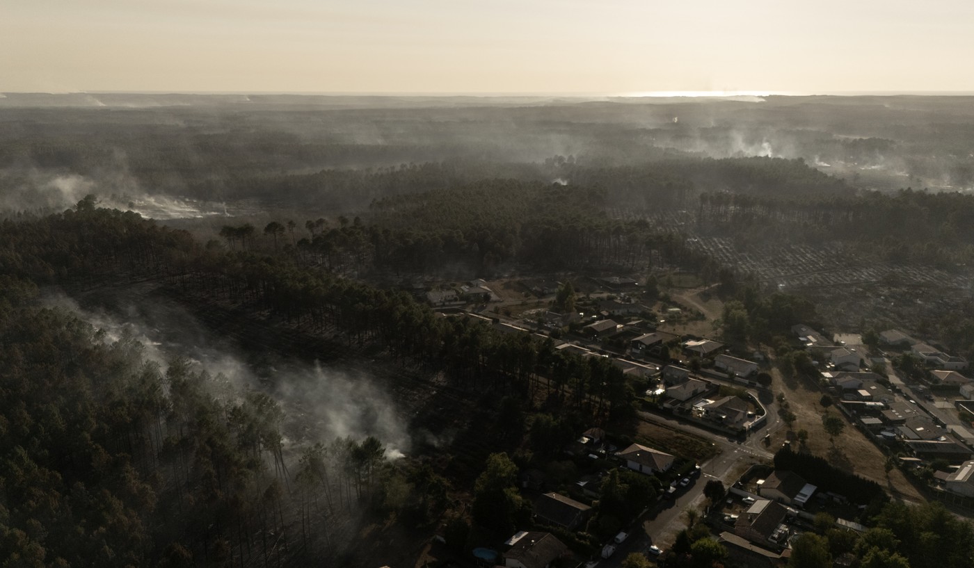 Pompierii români rămân în Franța. CNSU a prelungit misiunea de stingere a incendiilor de pădure