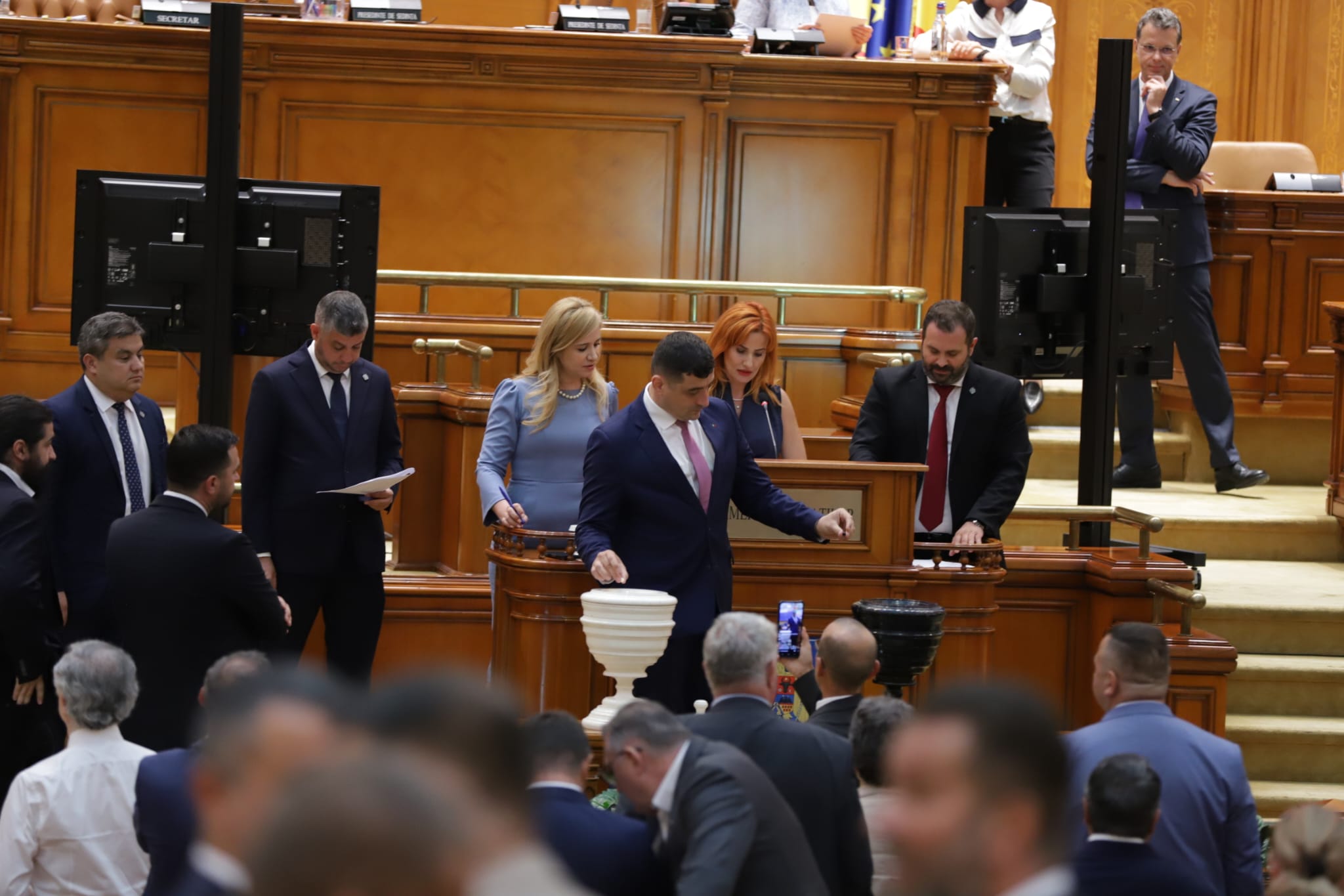 Cronica unei moțiuni de cenzură ratate: bancuri, plictiseală și clinciuri. Opoziția a bifat cel mai umilitor vot din ultimii 16 ani