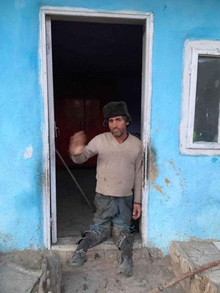 FOTO | Povestea tragică a lui nea Ion, un bătrân care merge în genunchi, dar are grijă de fratele său imobilizat în pat