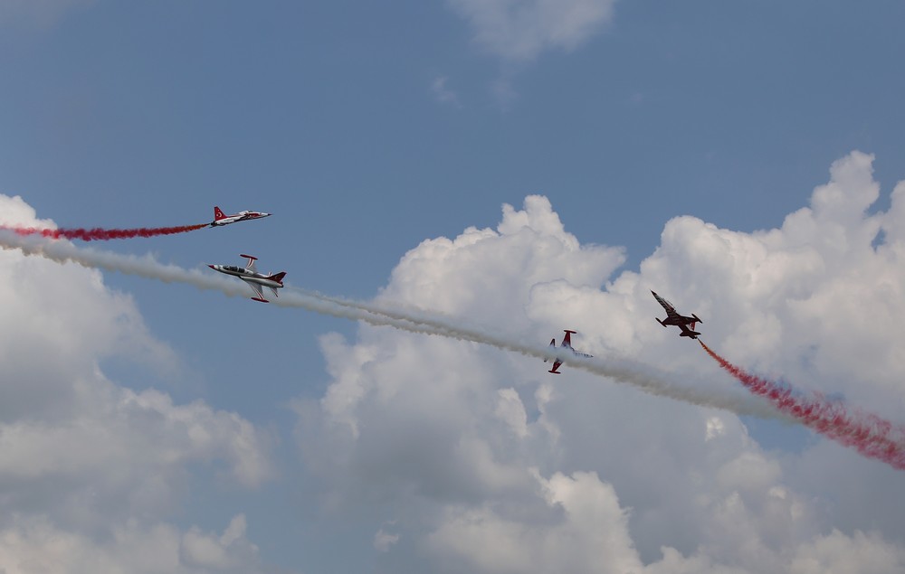 UPDATE. Programul BIAS 2018. Ce se întâmplă la show-ul aviatic cu 150 de aeronave şi peste 100 de piloţi şi paraşutişti din 13 ţări / FOTO&VIDEO