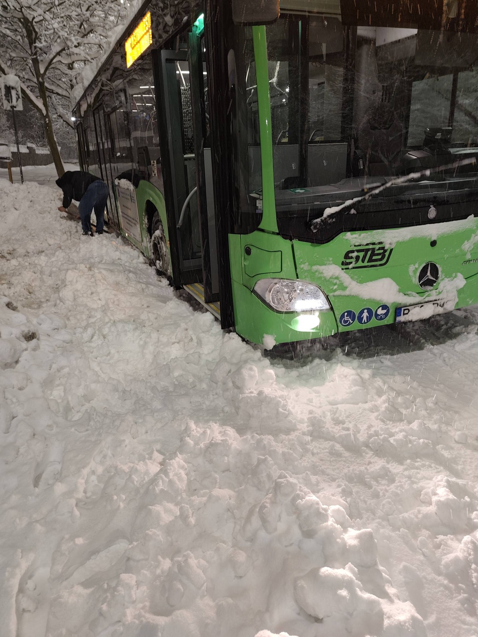 Ce a lăsat în urmă codul roșu de ninsori în București: pasagerii au împins un autobuz STB împotmolit, la Băneasa