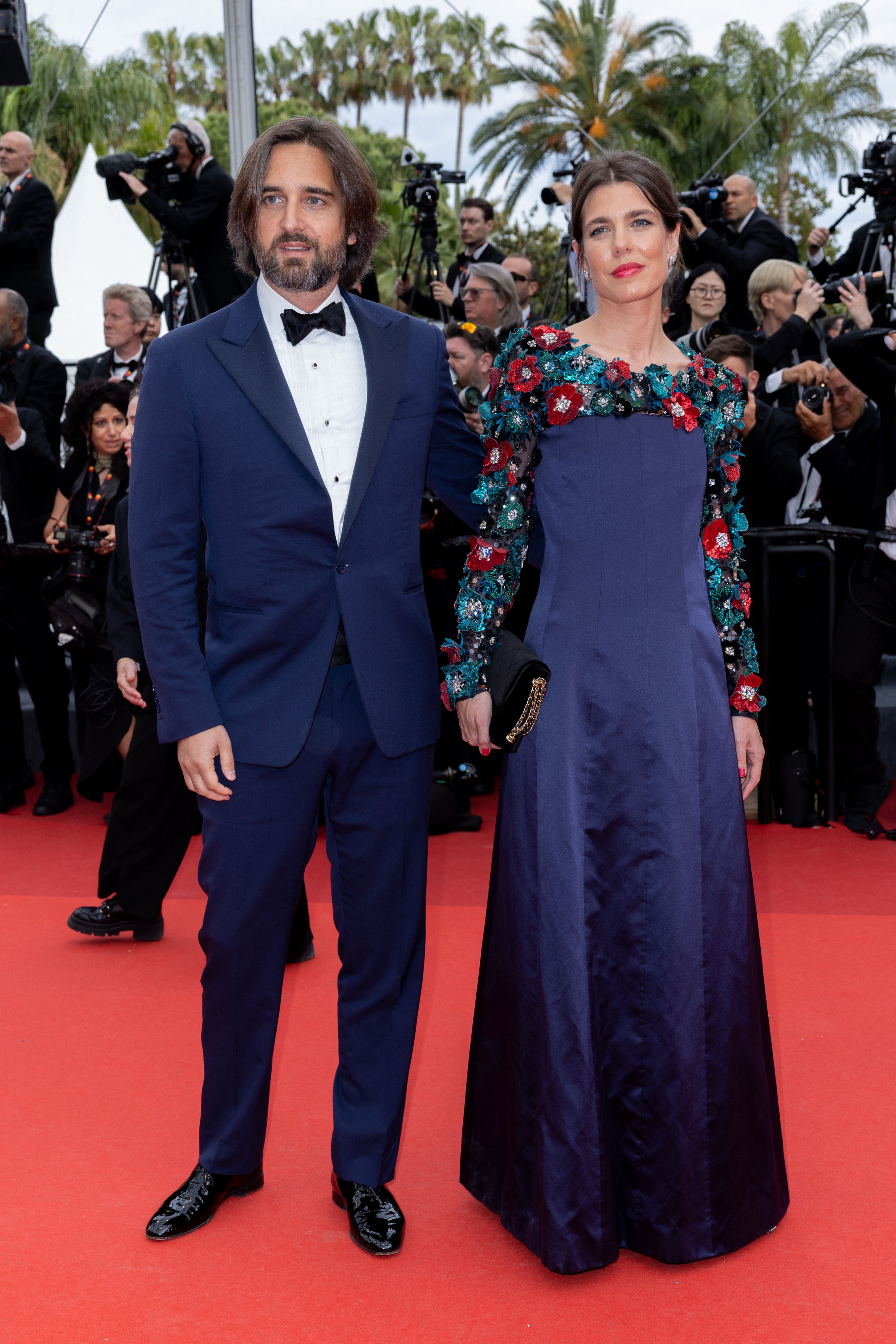Corespondență de la Cannes: Emoționată de poemul despre Ucraina rostit pe scenă, Catherine Deneuve a uitat să deschidă festivalul 