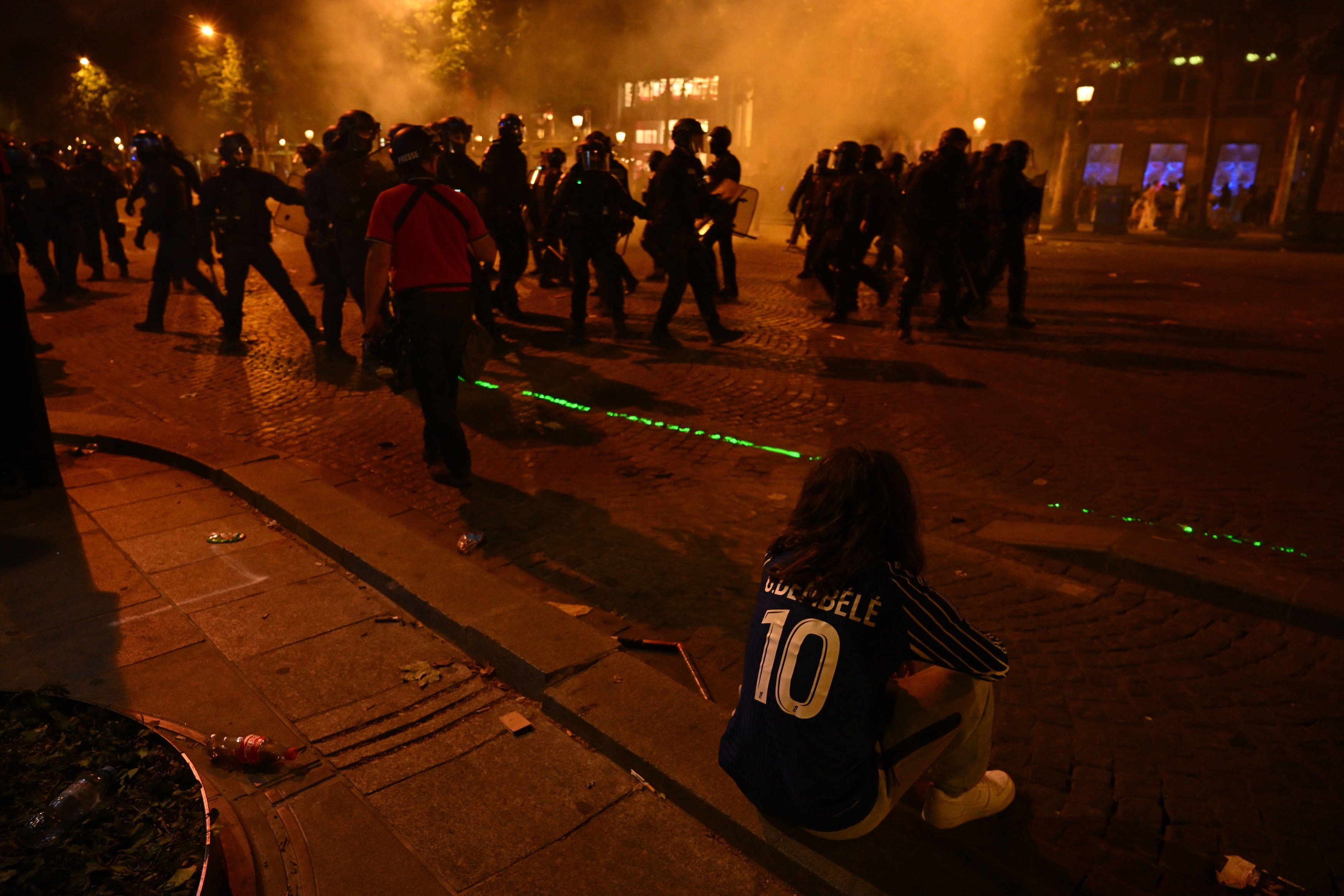Noapte infernală în Franța, după victoria de vis a lui PSG în finala Ligii Campionilor: mașini incendiate, o crimă și manifestări violente. Peste 550 de oameni, arestați