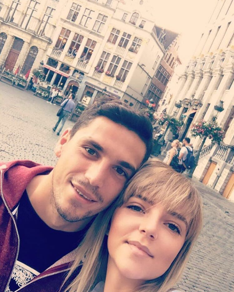 Terapie prin dragoste. Stanciu și-a luat iubita cu el la Bruxelles, pentru a uita penaltyul ratat cu Muntenegru VIDEO