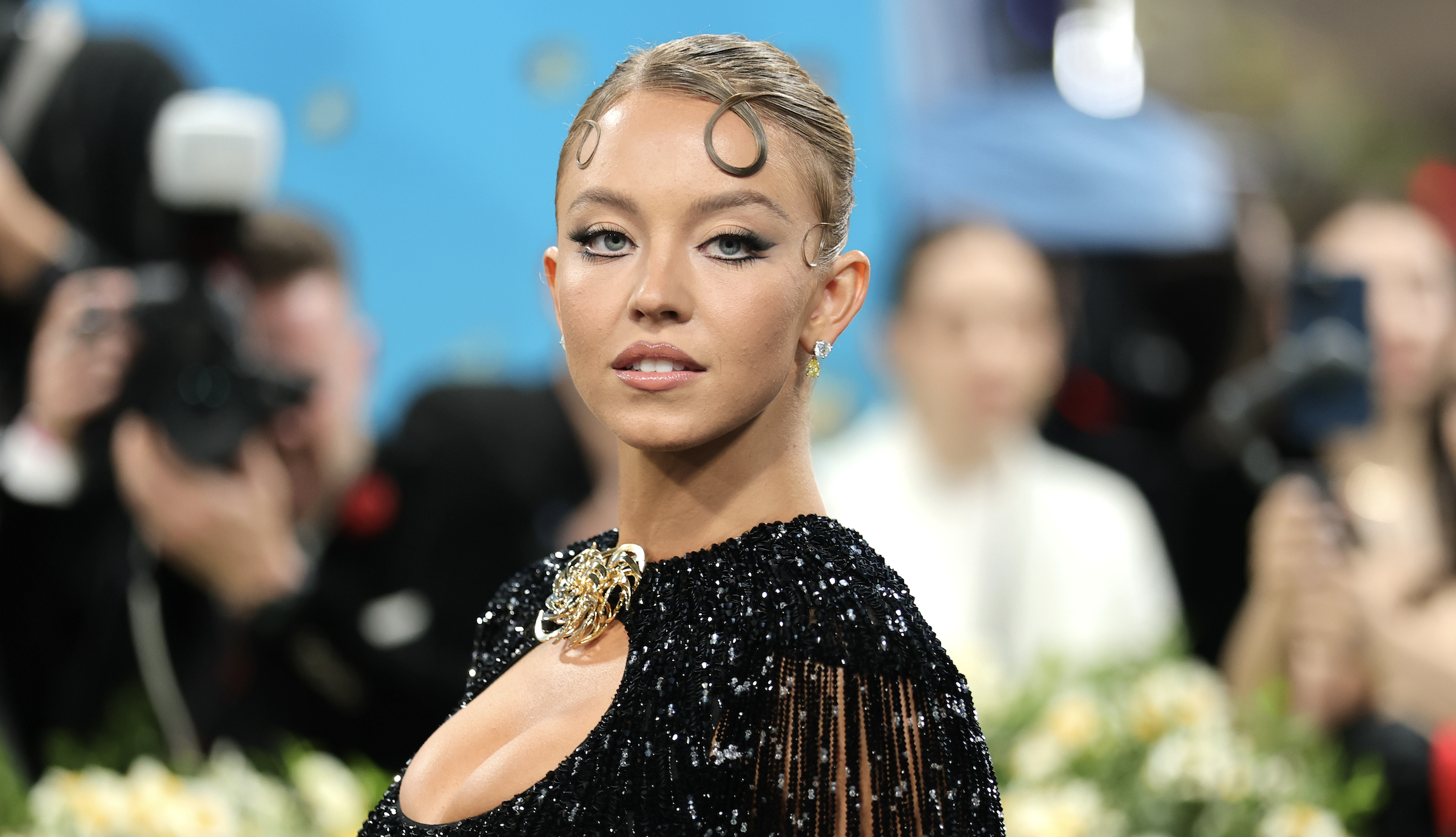 Sydney Sweeney már negyedik éve vonul végig a Metropolitan Múzeum híres lépcsőjén, és eddig minden alkalommal tökéletes volt a ruhaválasztása
