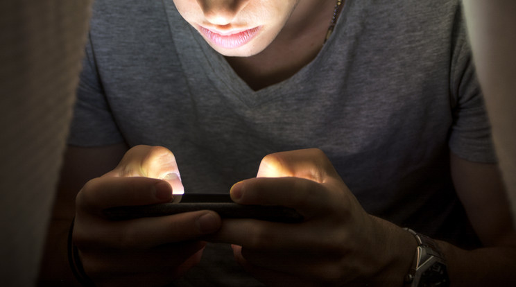 Mesterséges intelligenciával felnőttfilmbe illesztette iskolatársai arcát egy diák: a szülők tombolnak