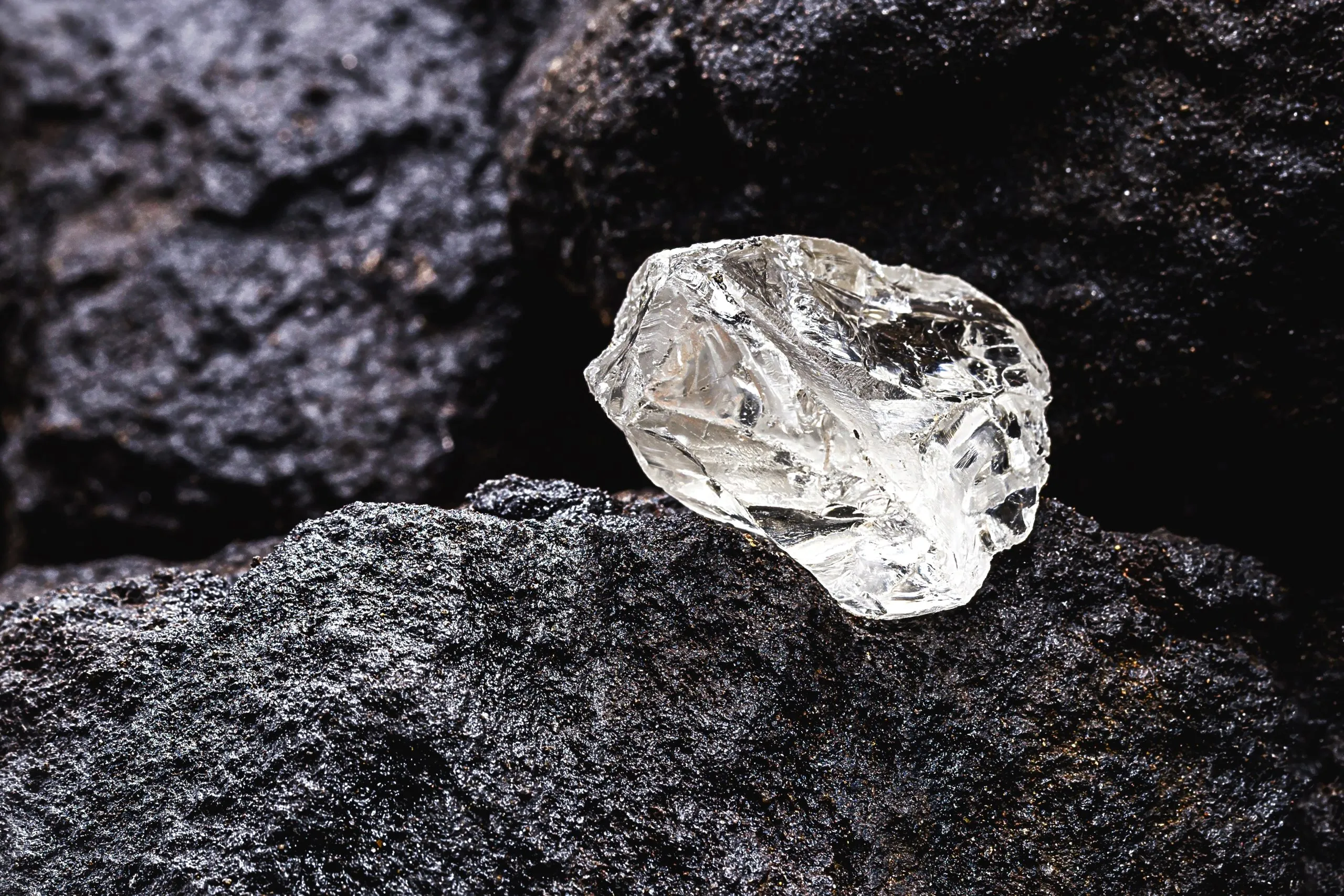 Diamond giant De Beers discovers kimberlite field in Angola, first in 30 years