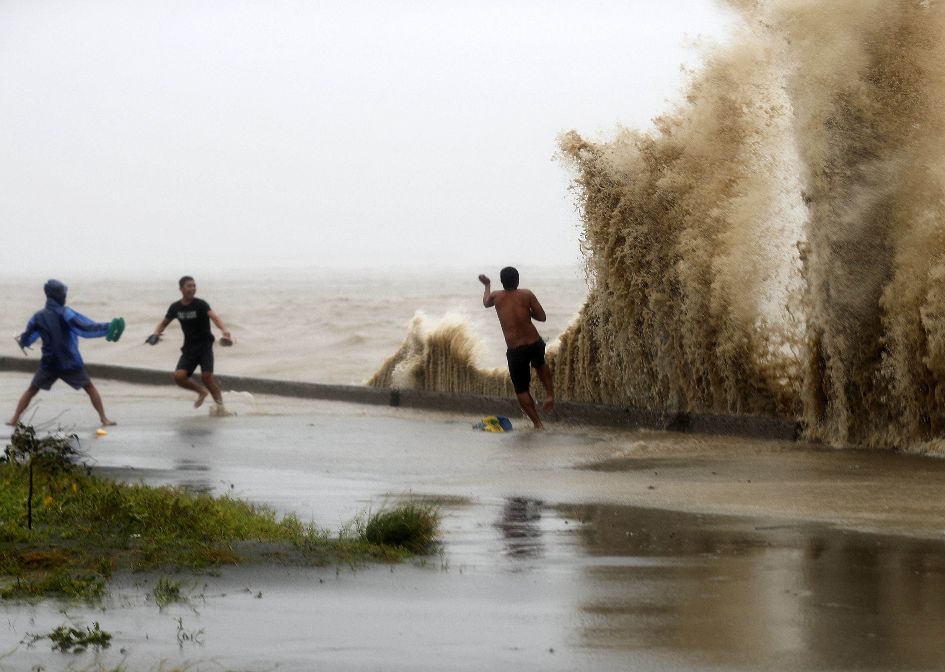 GALERIE FOTO| Cel puțin 14 persoane au murit în Filipine din cauza taifunului Mangkhut