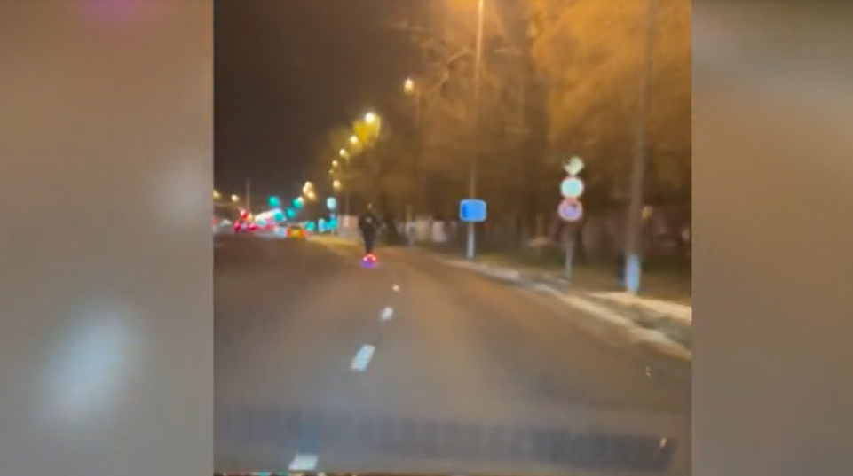 Sorra hagyta le az autósokat a Váci úton száguldó rolleres: videón az elképesztő jelenet