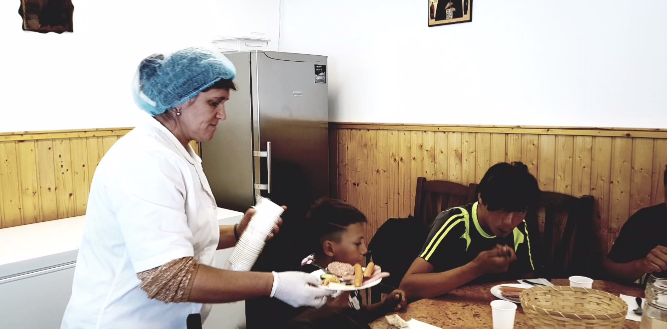 VIDEO/ Preotul din Teleorman care hrănește un sat din cel mai sărac județ al României. Cantina de la biserică