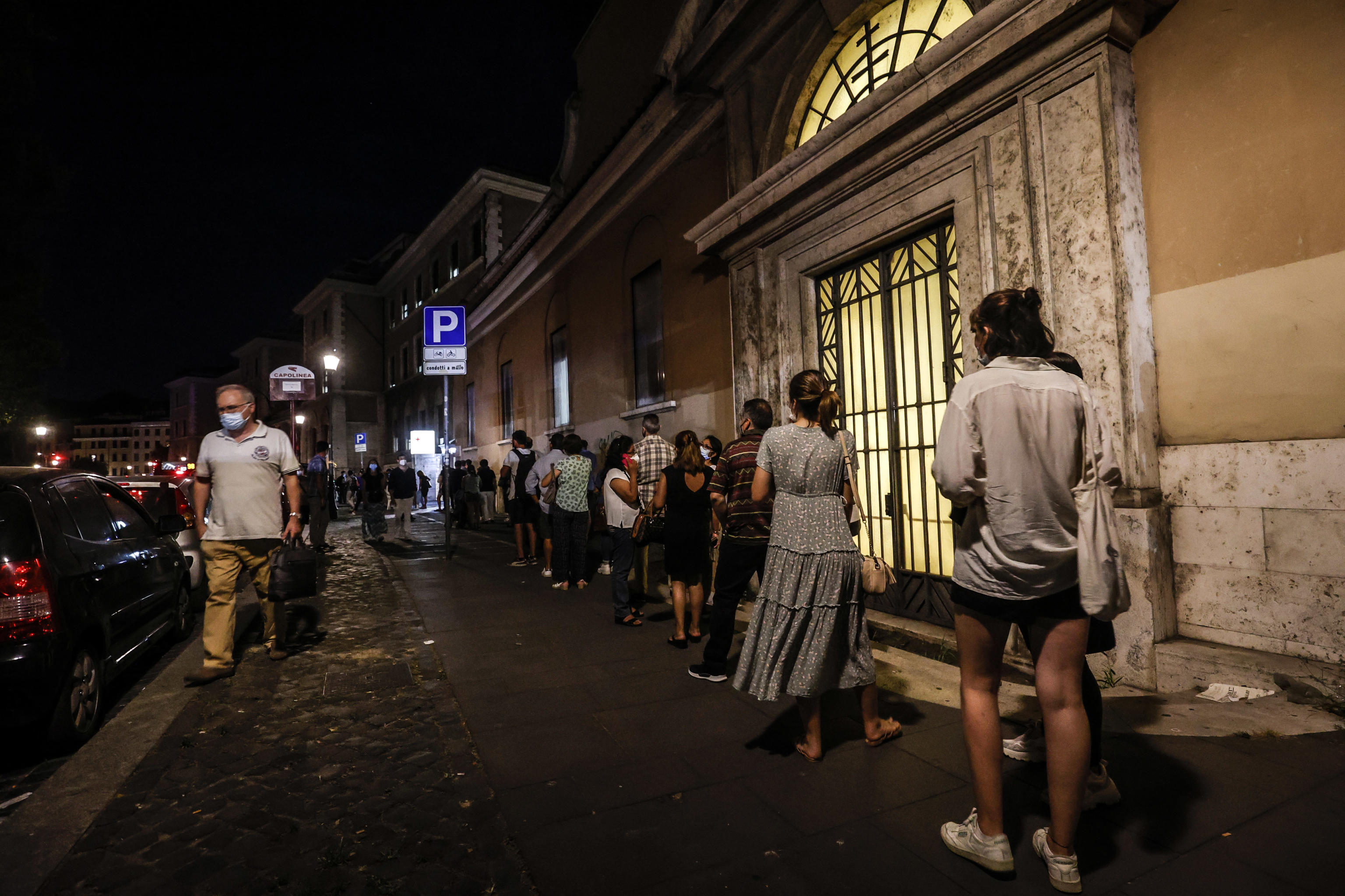 Vaccinare noaptea, cu jazz, cafea și croissant gratis, pentru oamenii fără adăpost, în Italia