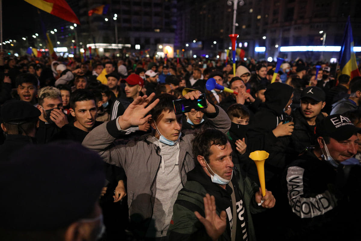 Protestul anti-restricții din Capitală, încheiat cu violențe și arestări. Manifestații și în alte orașe din țară