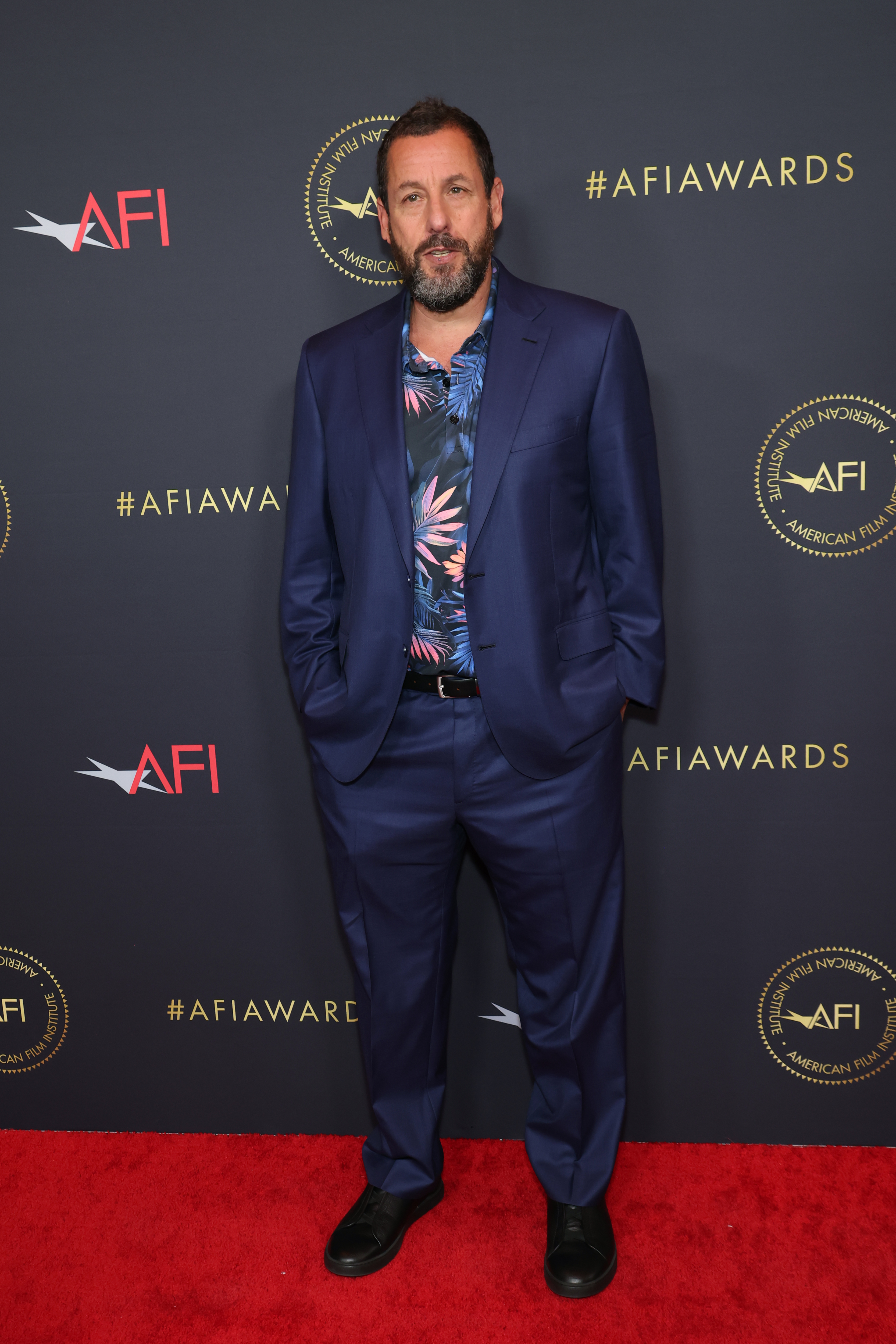 Imagini controversate cu Adam Sandler la apariția de la premiera filmului soției sale. Ținuta care a împărțit internetul în două