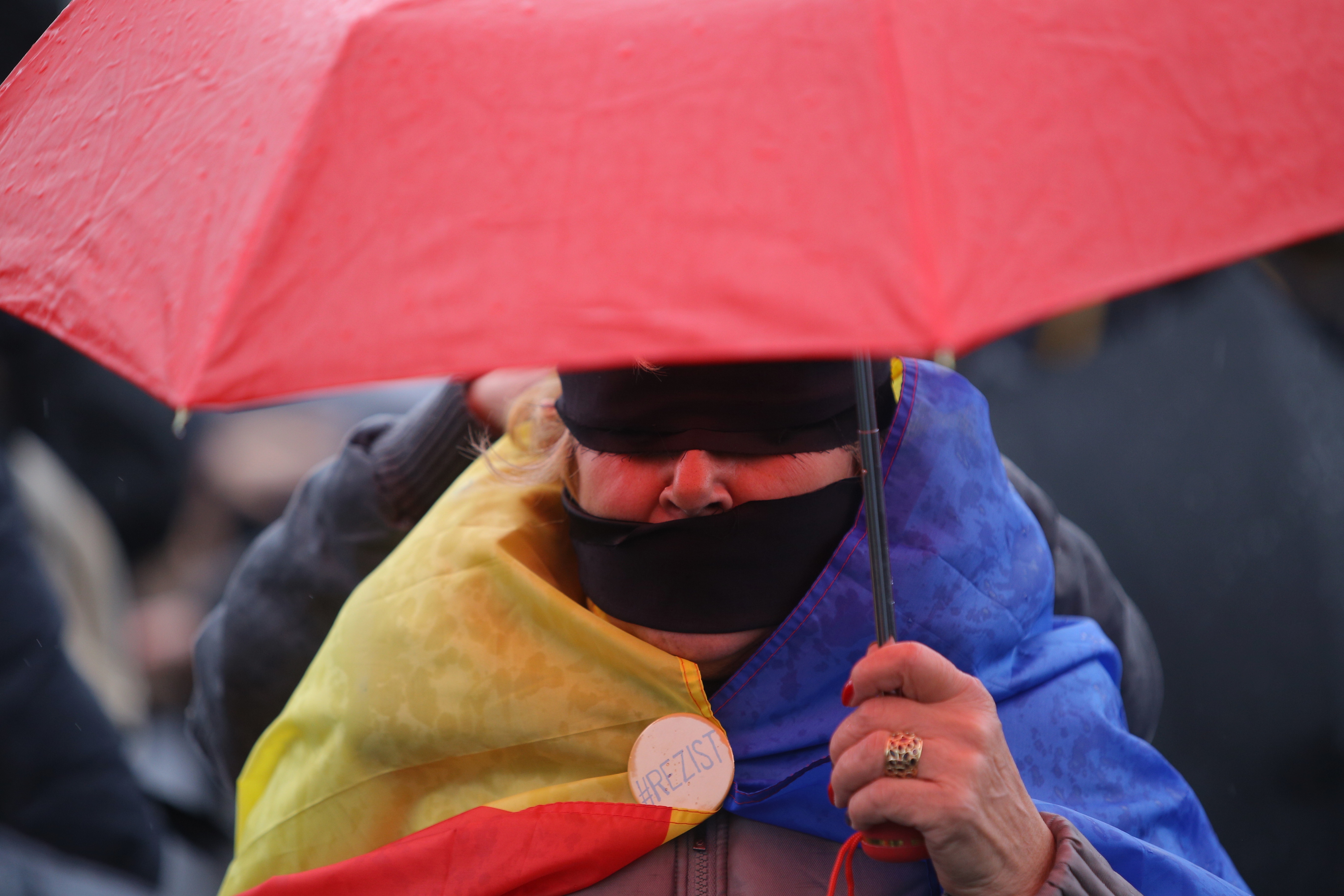 VIDEO/ Oana Pellea și Marius Manole, legați la ochi pentru "noua eră a nepuțintei". Protest mut în Piața Victoriei, duminică 17 decembrie