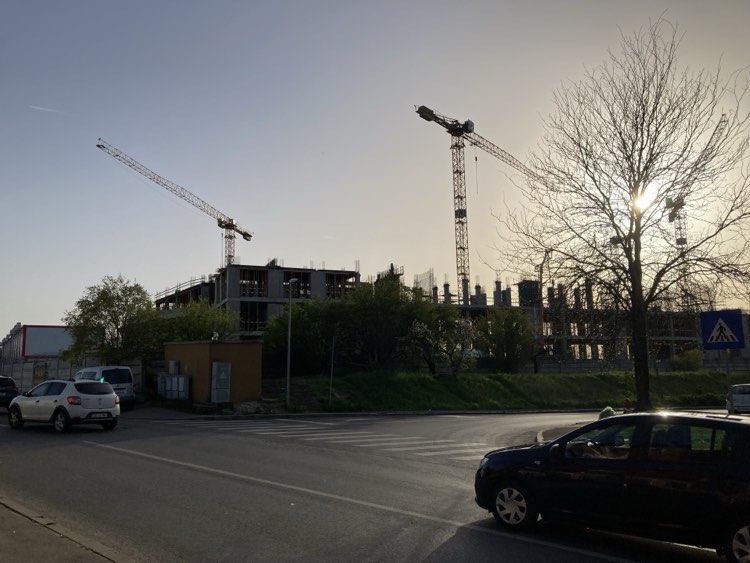 Misterioasa clădire construită de SRI, pe malul Lacului Străulești din Capitală, cu muncitori asiatici. „E o construcție specială. Uitați-vă ce gard mare e aici!”