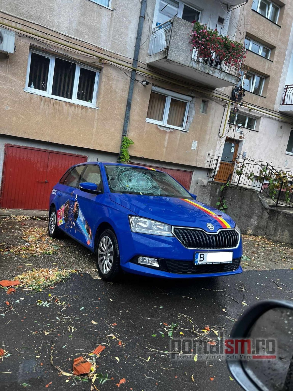 Pagube în mai multe județe din țară, în urma vijeliilor: zeci de copaci căzuți, mașini avariate și acoperișuri luate de vânt