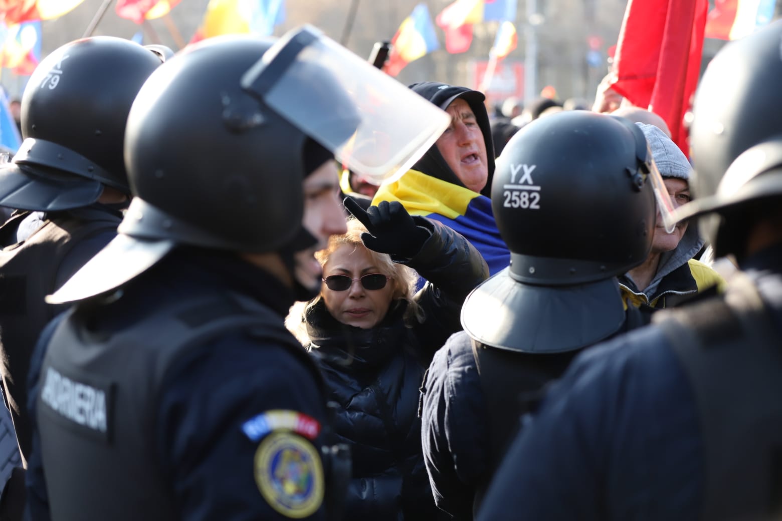 Patru dosare penale şi cinci amenzi, după protestul din Piaţa Victoriei. Jandarmii au folosit gaze lacrimogene